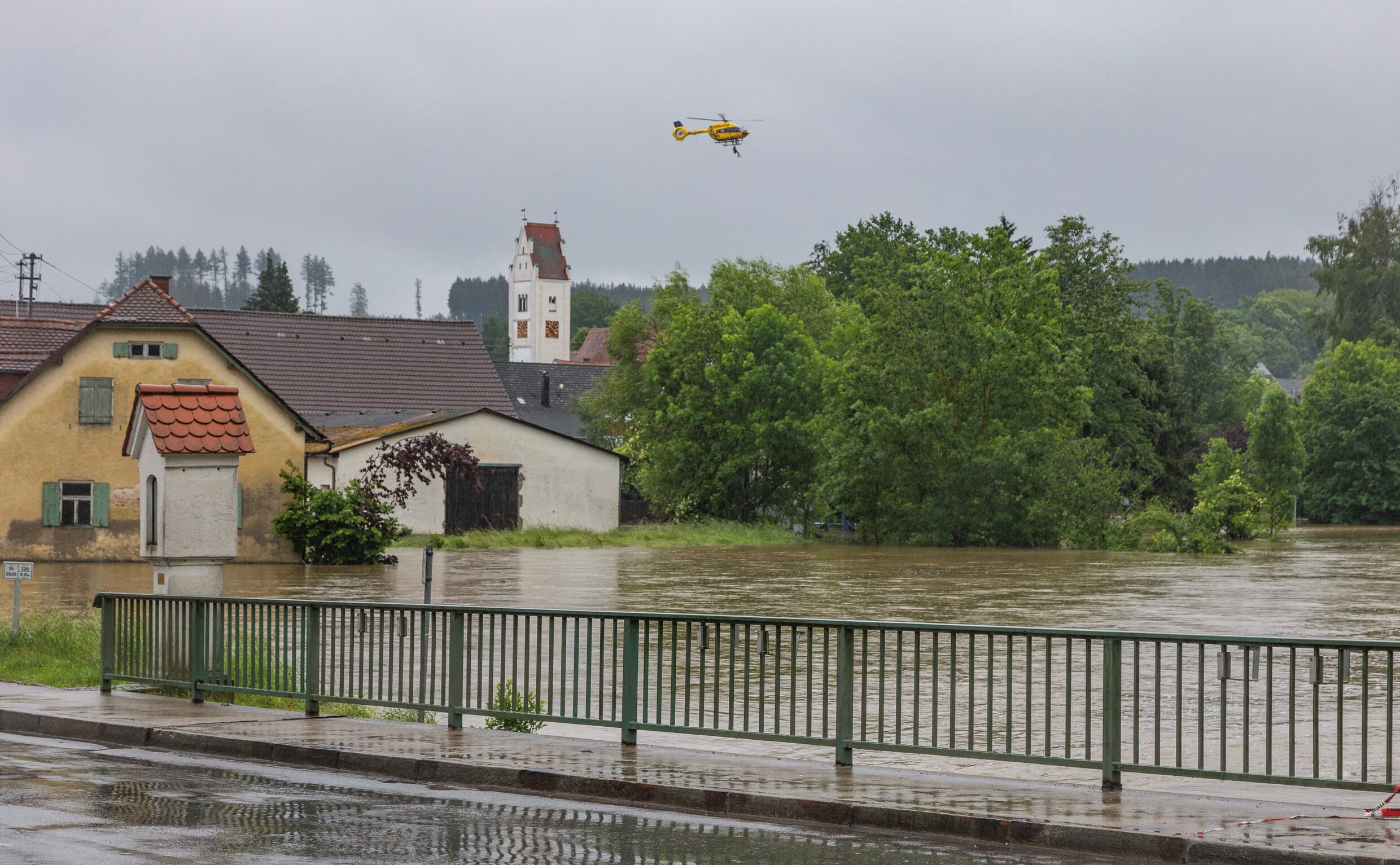 Hevige overstromingen in Duitsland Brandweerman verdronken tijdens