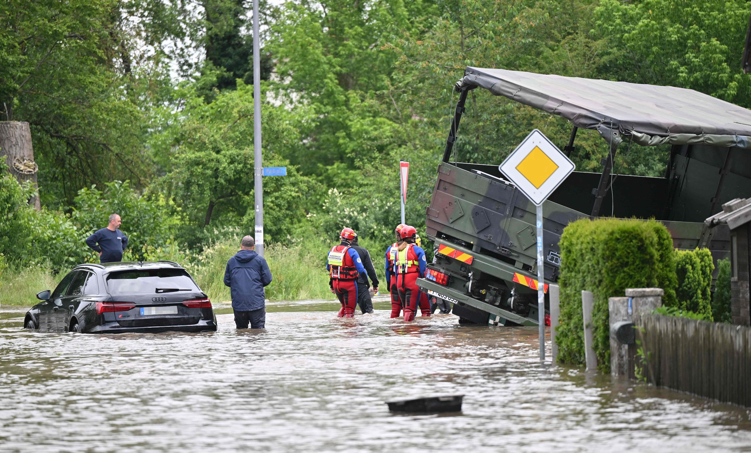 Overstromingen in Zuid-Duitsland eisen twee levens, duizenden mensen ...