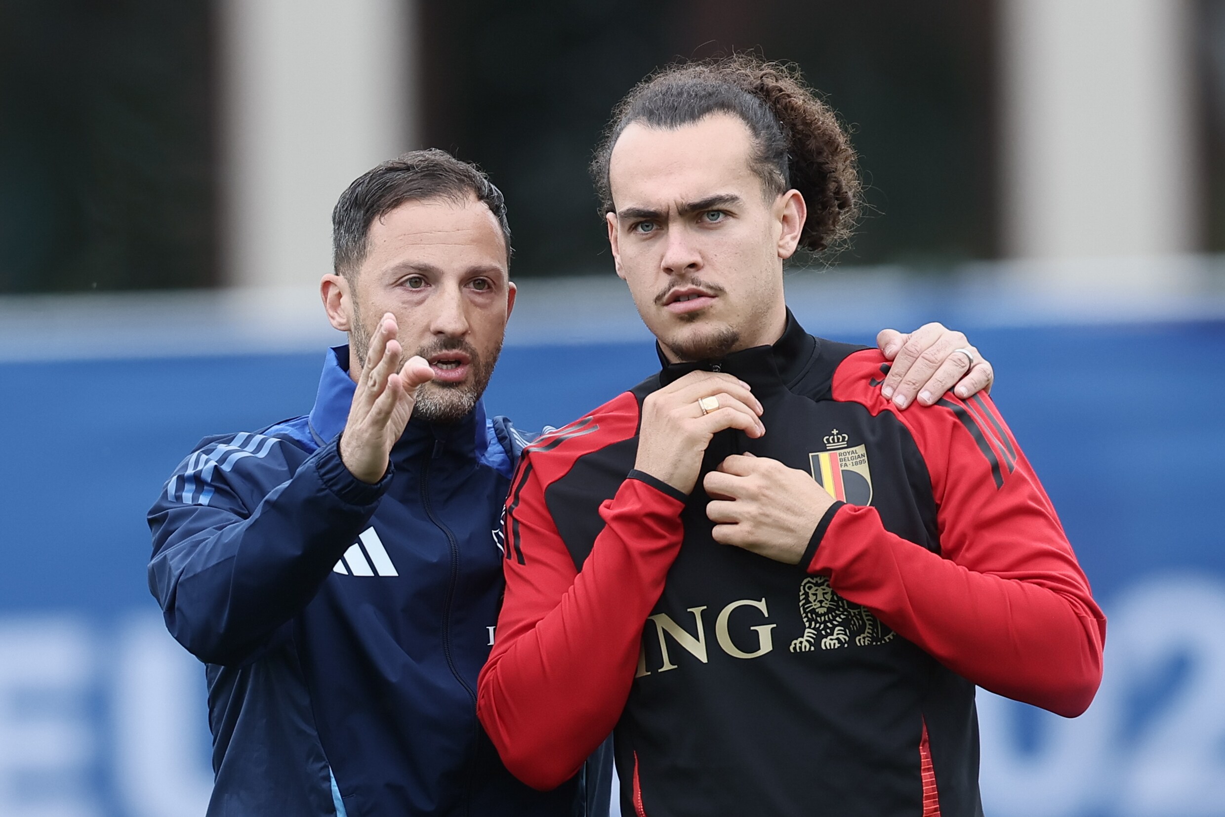 Bondscoach Domenico Tedesco geeft richtlijnen aan Arthur Theate in Freiberg am Neckar.