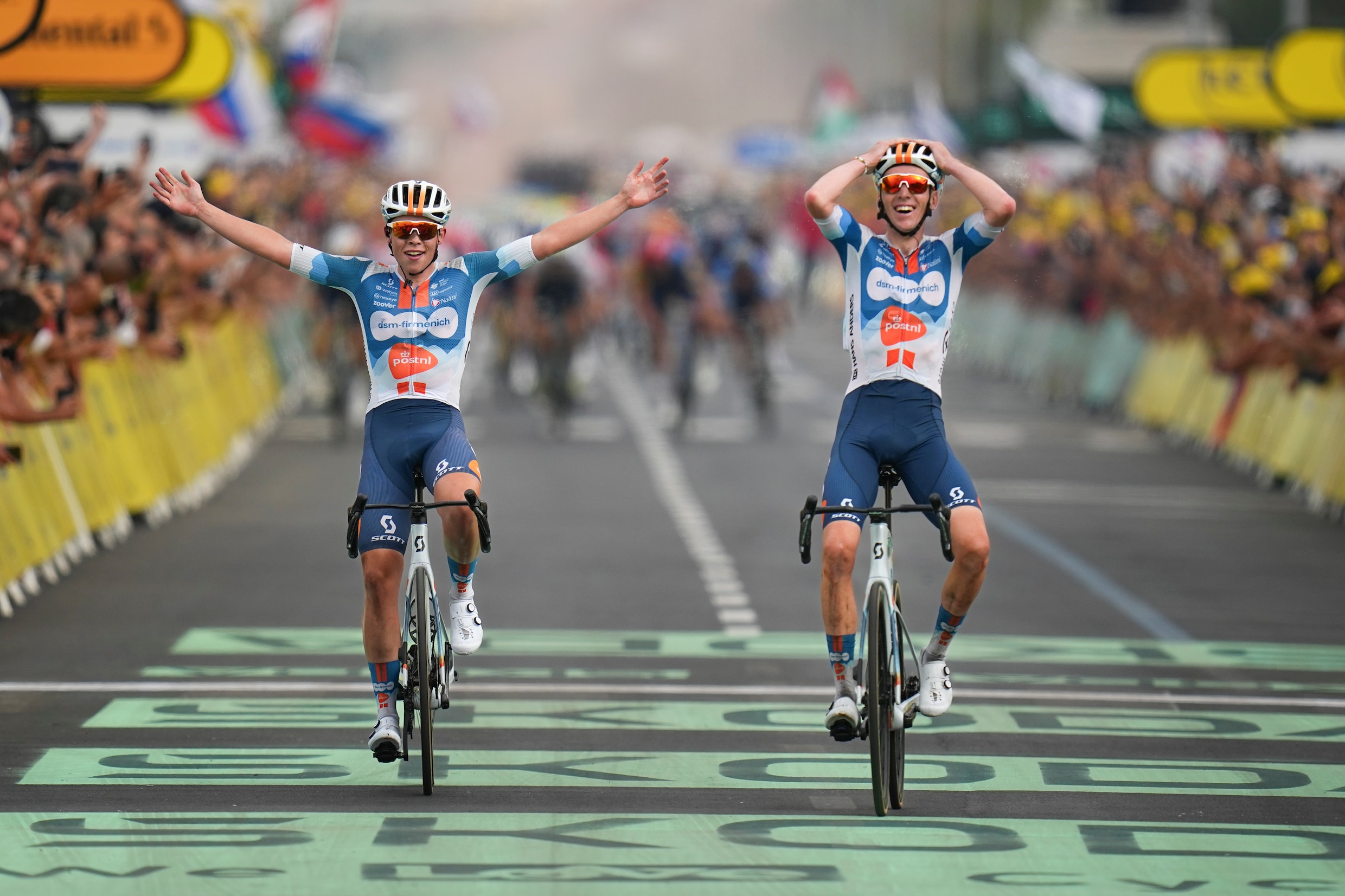 Romain Bardet wint openingsrit van Tour de France, Van Aert eindigt derde |  De Morgen