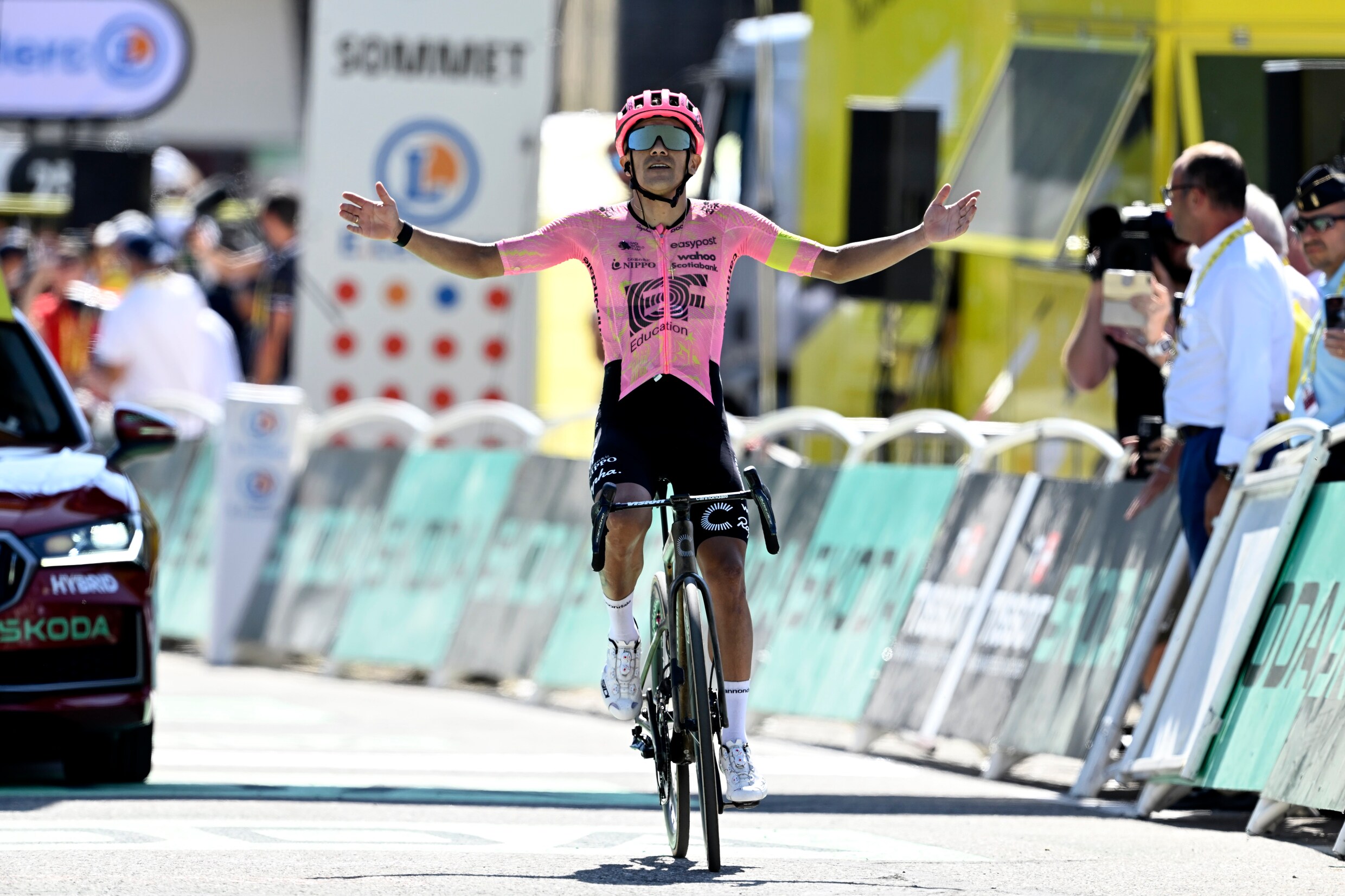 Richard Carapaz wint 17e etappe Tour de France na aanval in slotfase ...