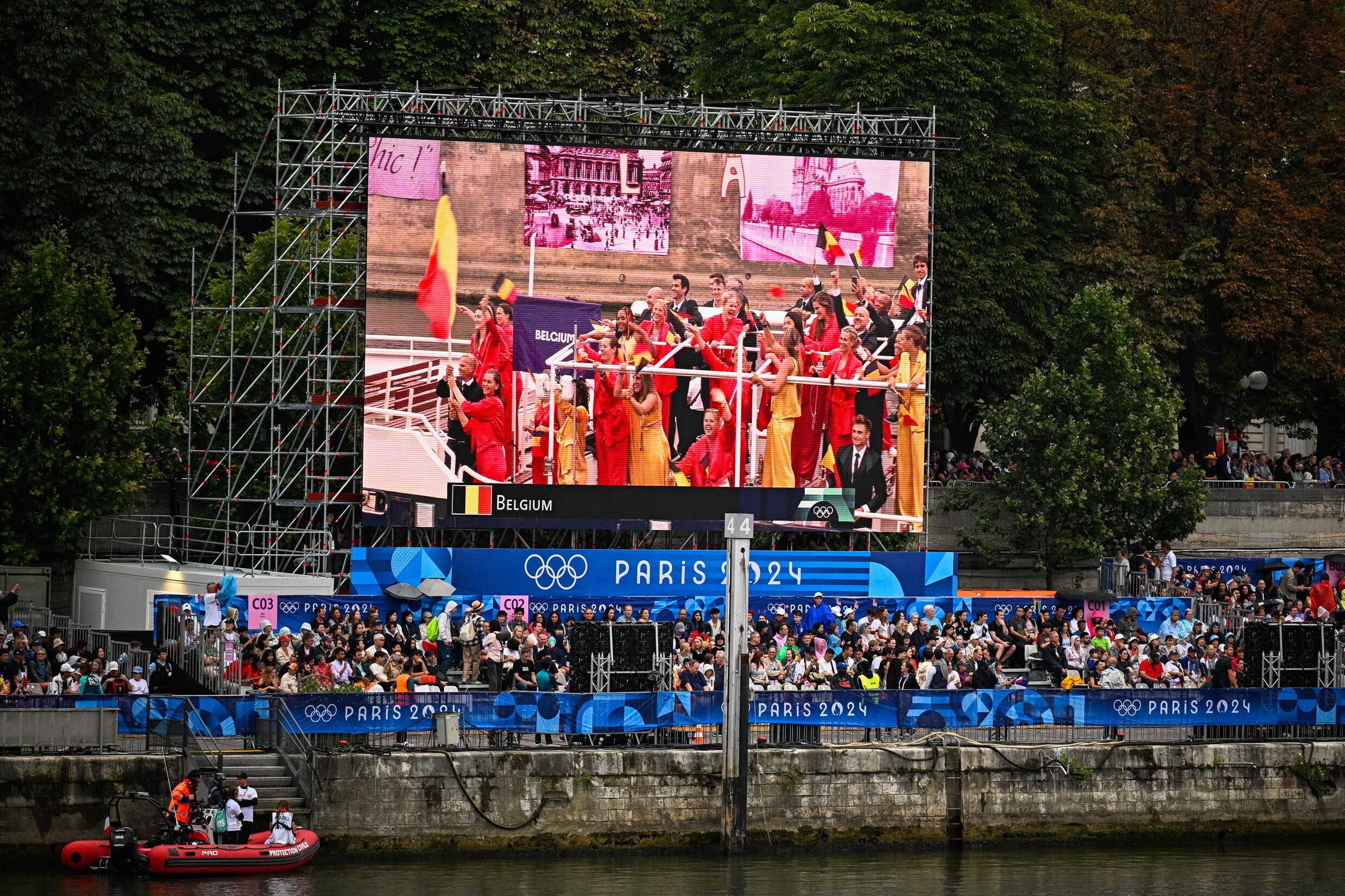 Live - Olympische Spelen. Hevige regen teistert openingsceremonie, VS en  Frankrijk sluiten botenparade af | De Morgen