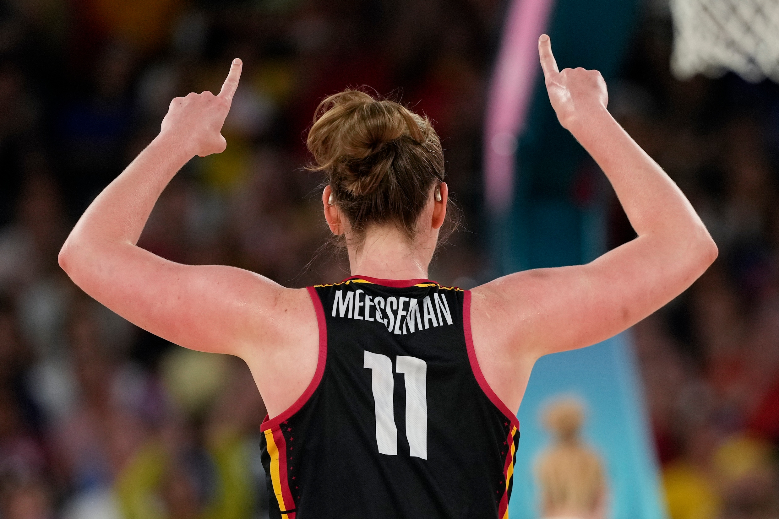 Emma Meesseman draagt twee hoortoestelletjes, maar verbergt die niet achter haar lange haren.