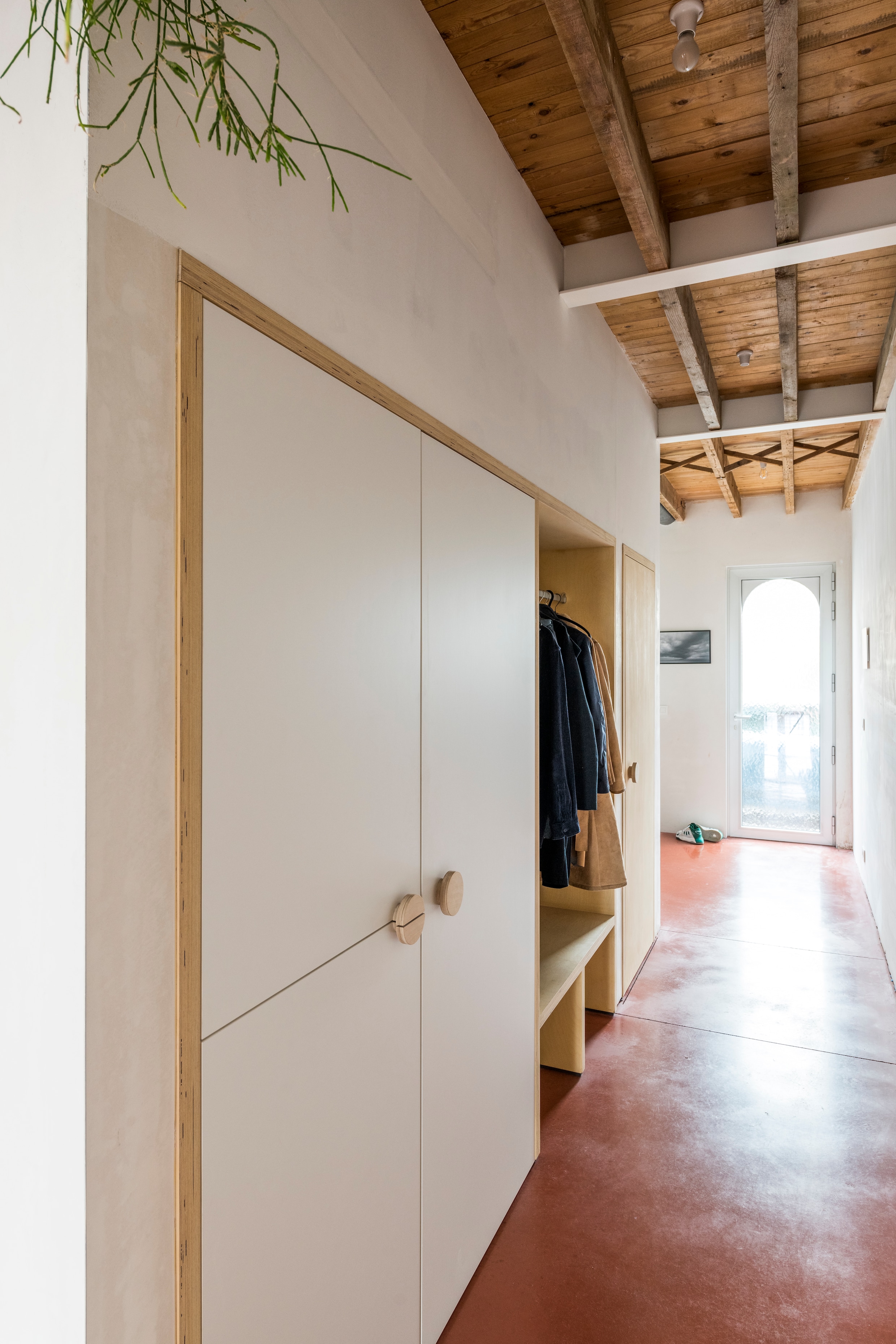 De vestiaire leidt naar de open leefruimte in de nieuwe uitbouw.