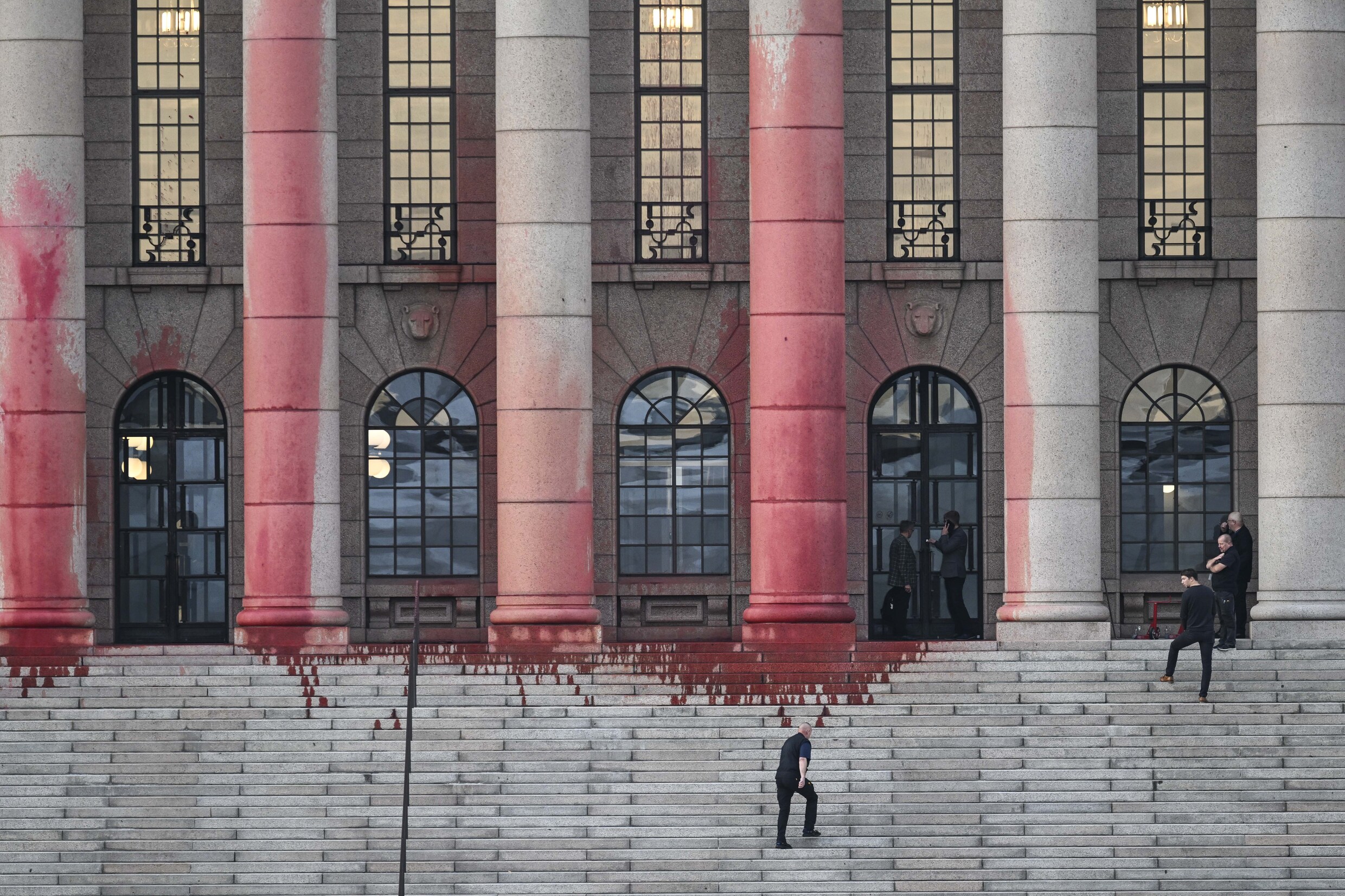 Klimaatactivisten bekladden Fins parlement met rode verf | De Morgen