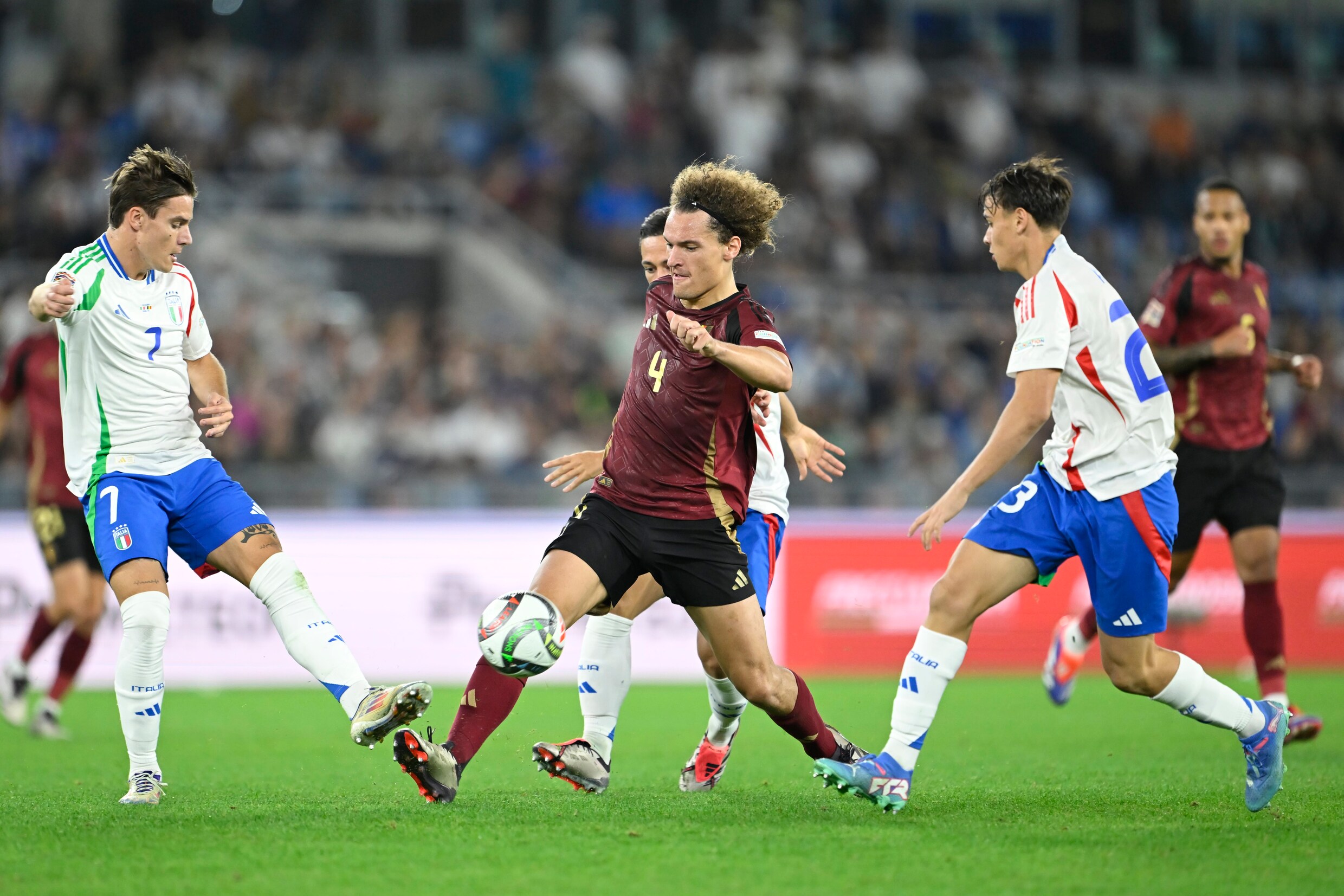 Rode Duivels pakken punt tegen tiental van Italië (2-2) | De Morgen