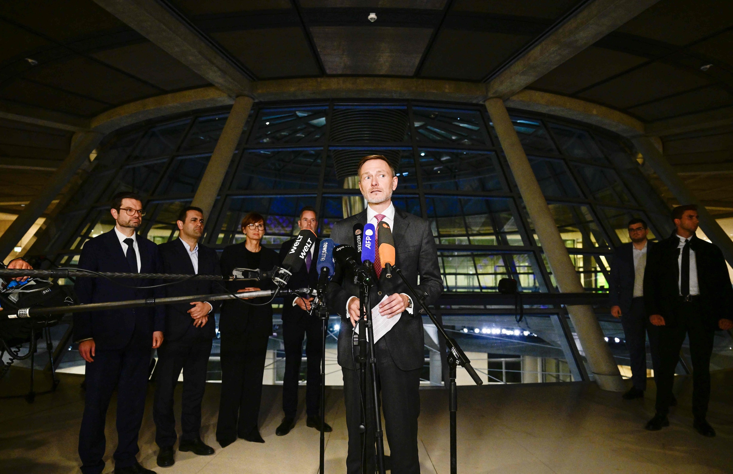 Duitse regering valt Scholz ontslaat liberale minister van Financiën