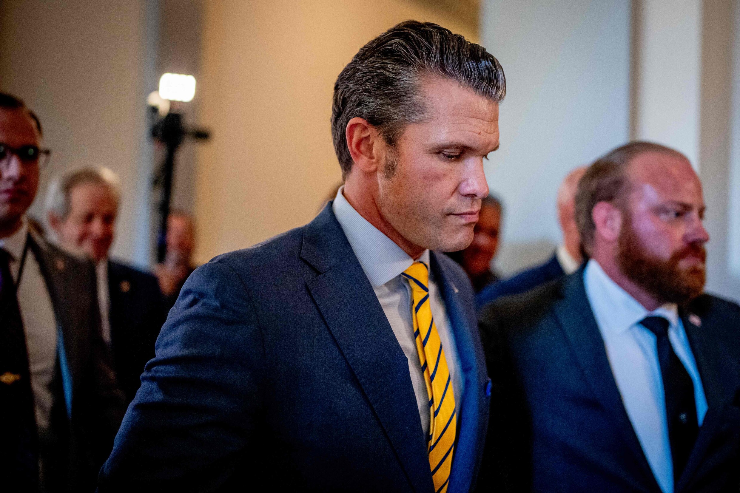 Sneuvelt er nog een ministerskandidaat van Trump? Pete Hegseth beschuldigd  van seksueel wangedrag en alcoholmisbruik | De Morgen