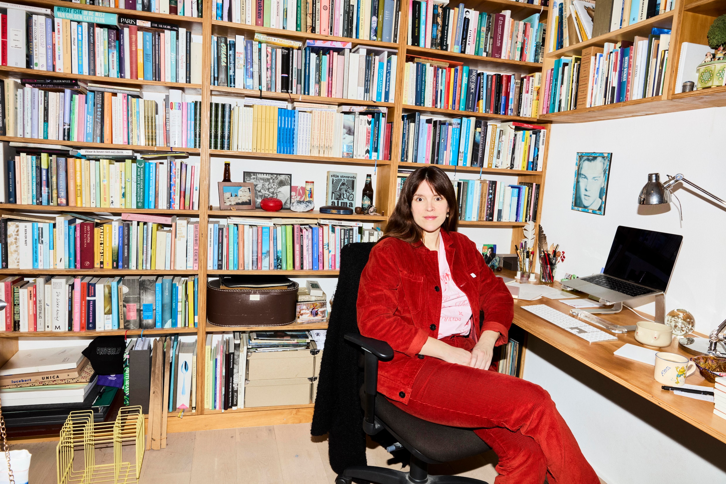 ‘Je boeken op kleur arrangeren, dat doet pijn’: de boekenkast van ...