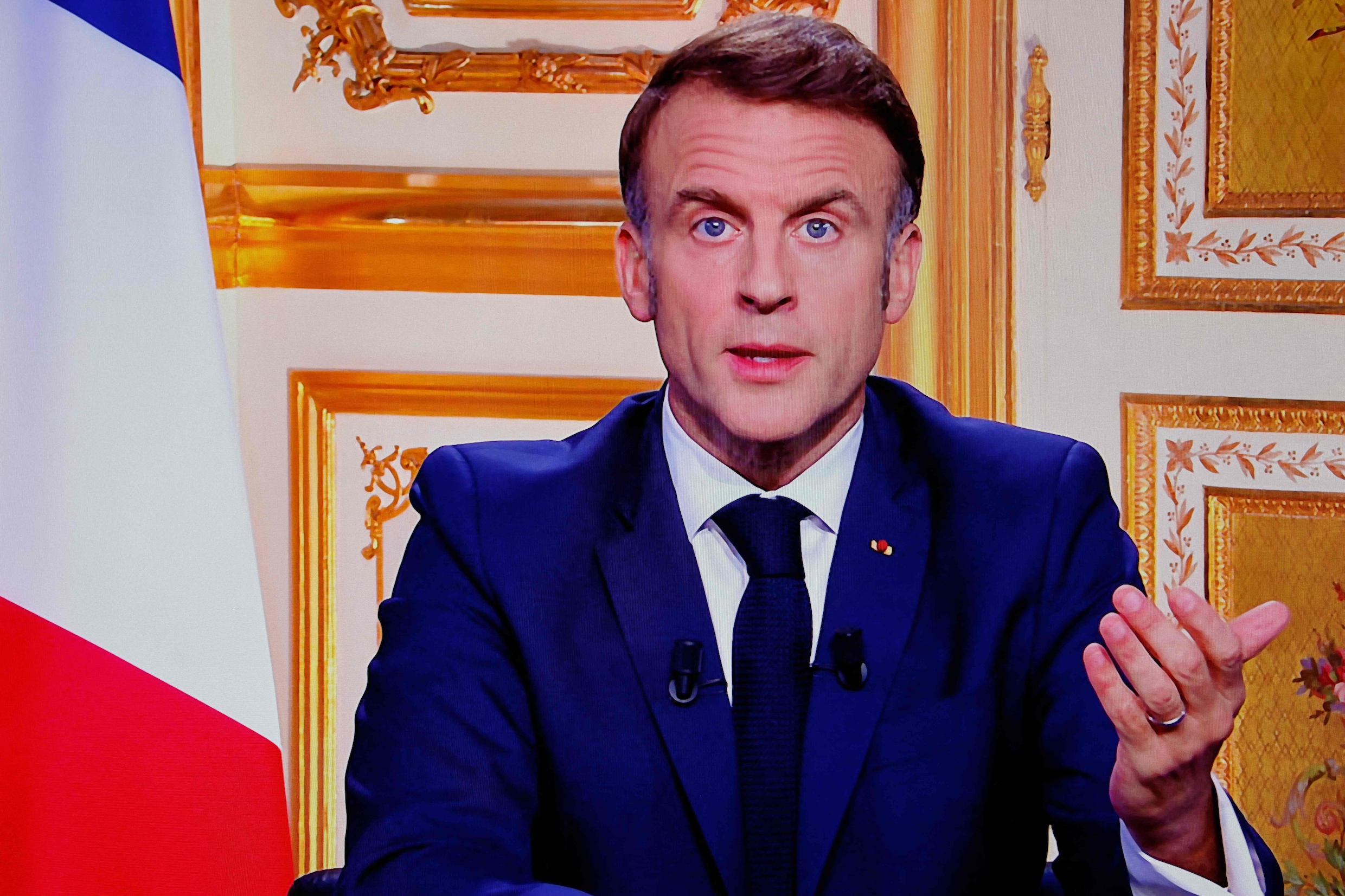Macron denkt niet aan opstappen, wijst binnenkort nieuwe premier aan