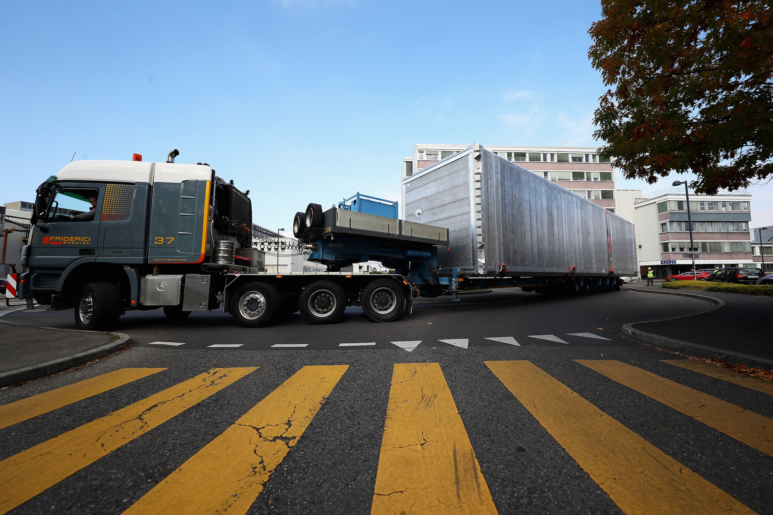 Archiefbeeld van de ICARUS Cryostat, een onderdeel van een neutrinodetector van het CERN, die met een speciale vrachtwagen vervoerd wordt.