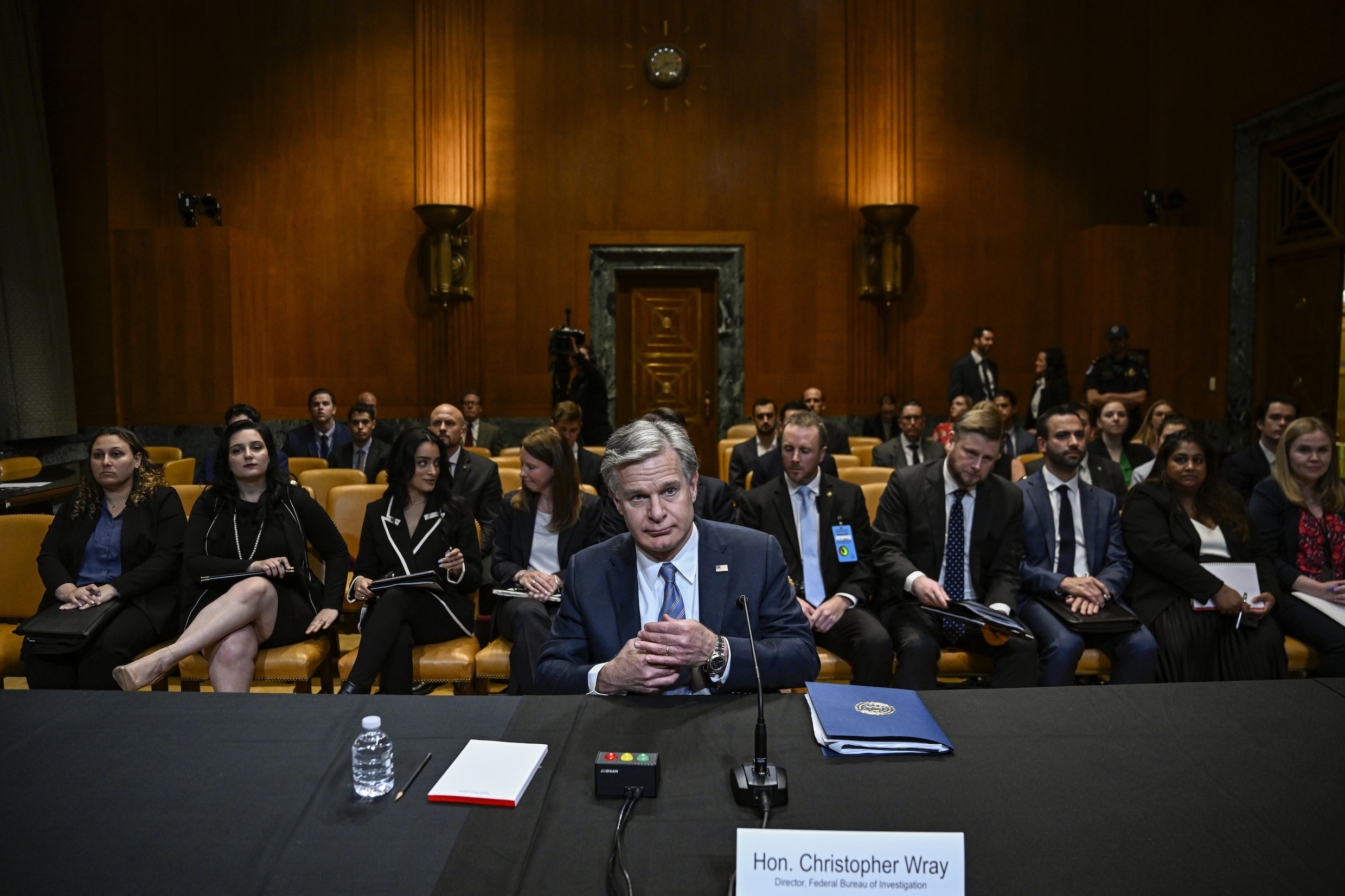 ‘Hij is mijn huis binnengevallen’: waarom FBI-baas Wray opstapt voordat ...