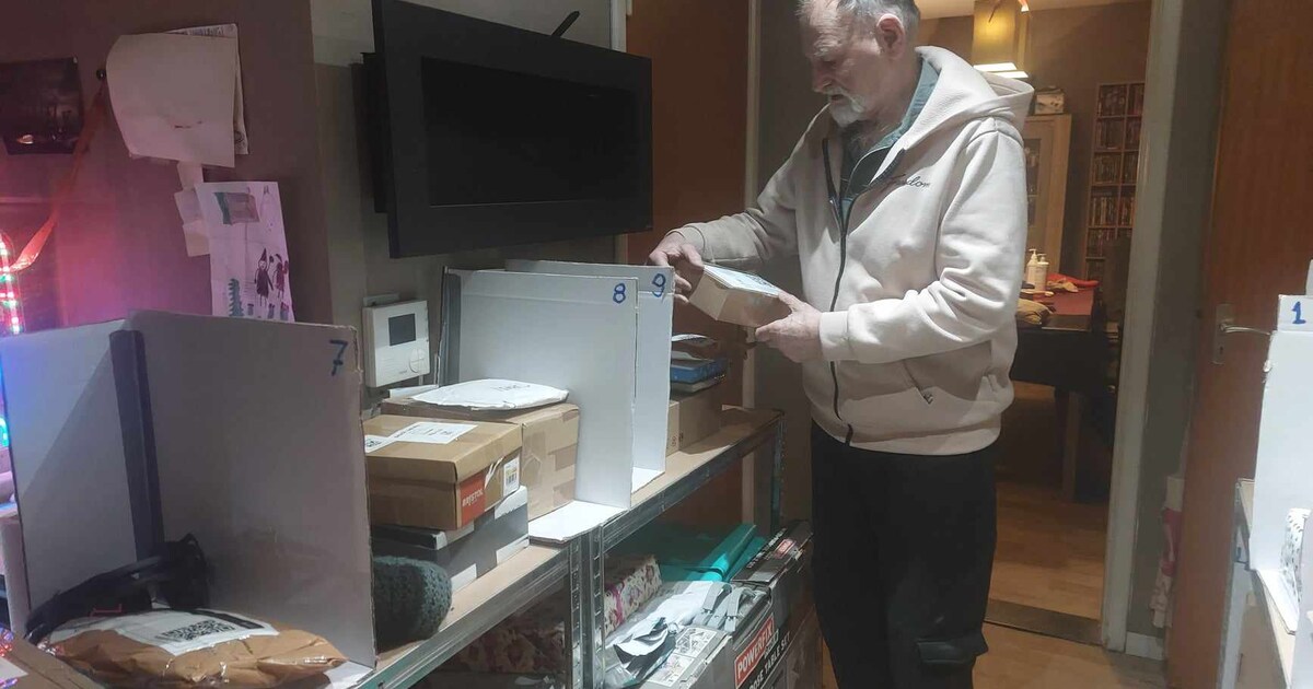 Paul De Swert (76) opende een pakketpunt bij hem thuis: ‘Als mensen een paar minuten tijd hebben, ko
