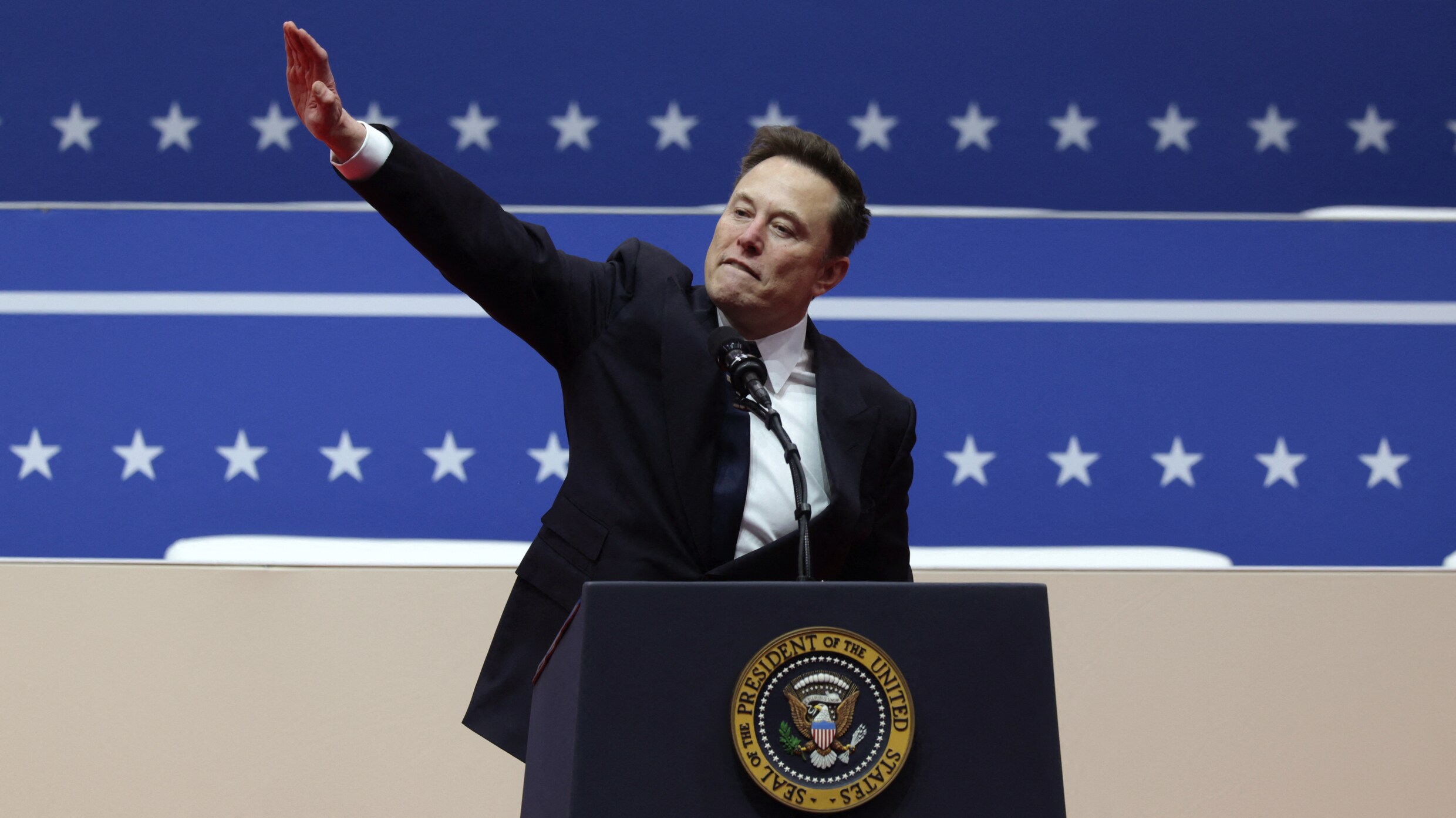 Elon Musk doet tijdens toespraak suggestieve beweging die doet denken ...