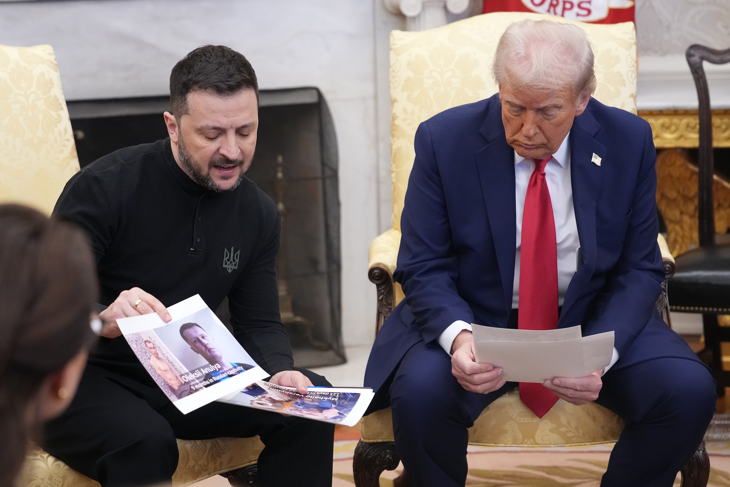 president-zelensky-toont-foto-s-van-oekraiense-gevangenen