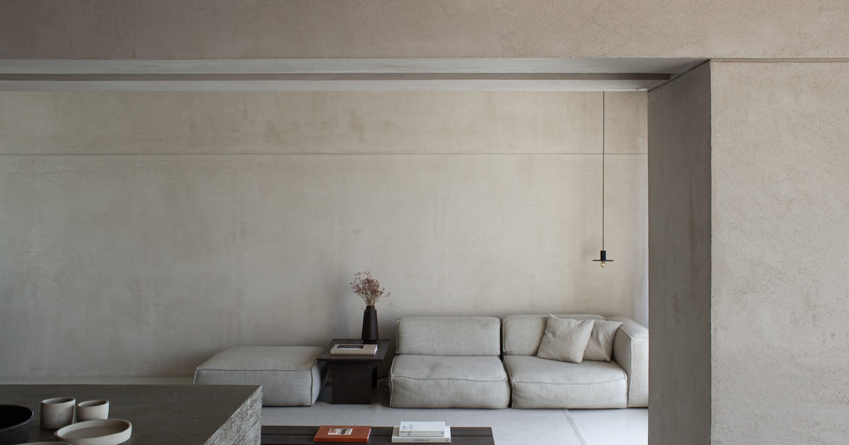 ‘Mijn vrienden lachen weleens met ons ‘kleurrijk appartement’: Dieter en Lore wonen in een minimalis