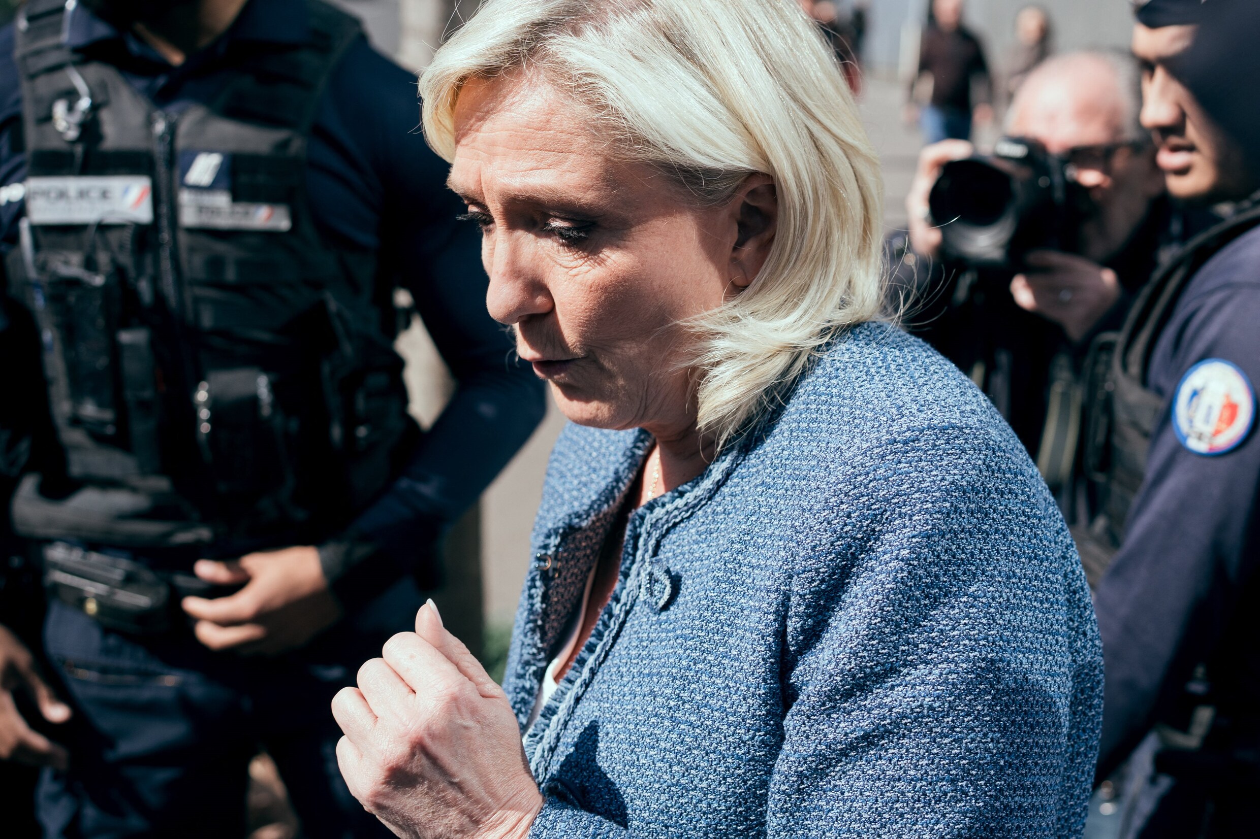 Je suis Marine!': medestanders van Marine Le Pen reageren zoals te verwachten ziedend op 'politiek proces' | De Morgen