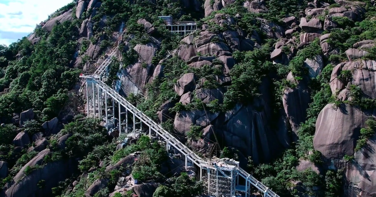 China opent gigantische roltrap van 1.236 meter: in 10 minuten op de bergtop in plaats van twee uur
