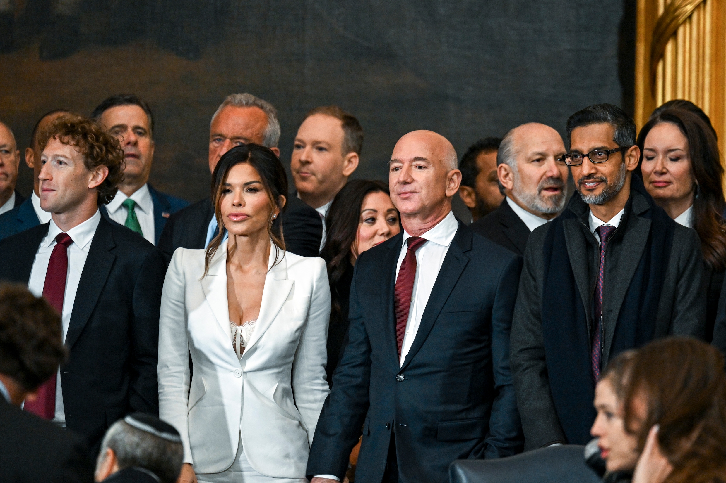 Mark Zuckerberg, Jeff Bezos (Amazon) en Sundar Pichai (Google) op Trumps inauguratie op 20 januari. Ilja Leonard Pfeijffer: ‘We weten wie de mannen zijn die profiteren van de sabotage van de democratie.’