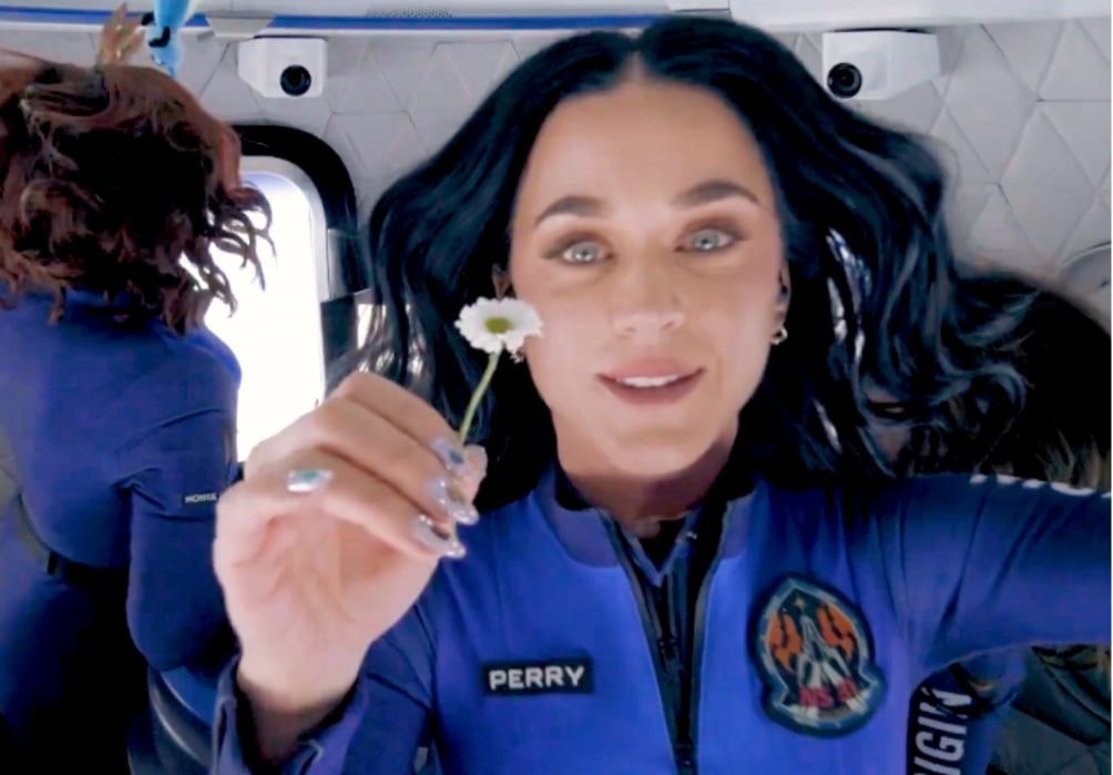 Vrouwelijke beroemdheden ‘walgen’ van celebrity-ruimtereisje van Katy ...