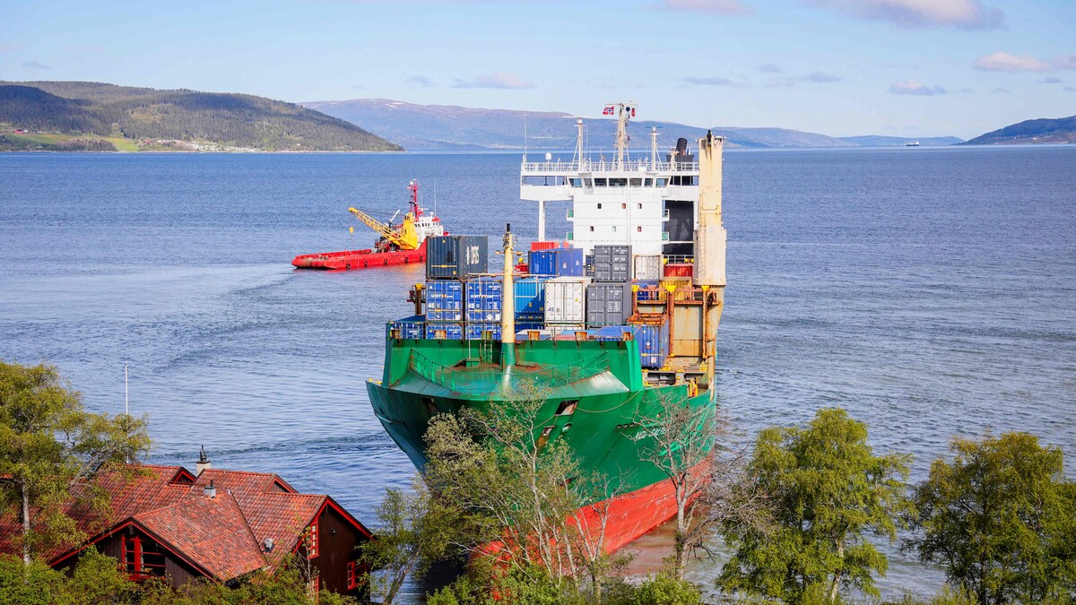 Noorse man wordt wakker met 135 meter lang containerschip in zijn tuin | De  Morgen