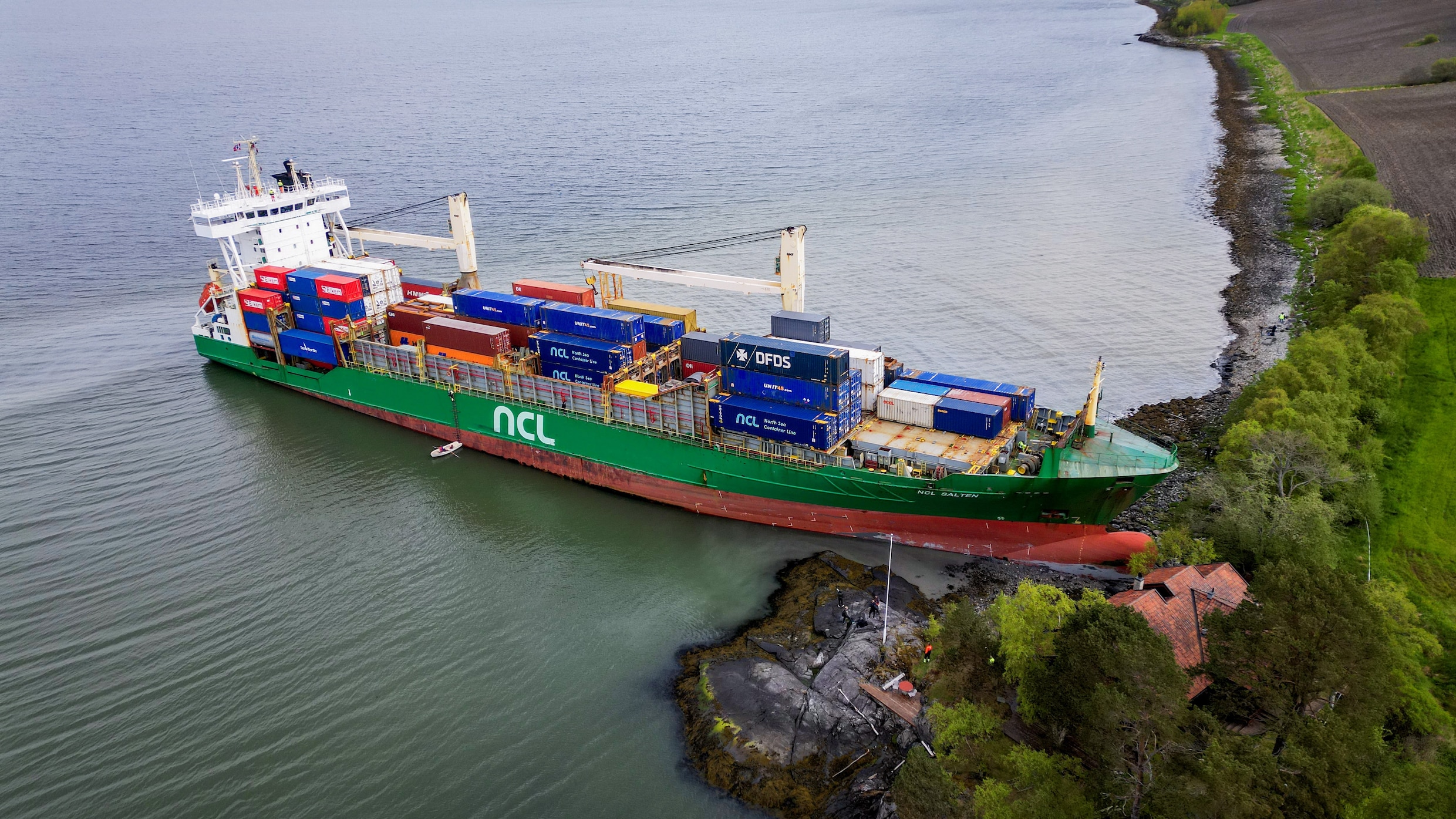 Noorse man wordt wakker met 135 meter lang containerschip in zijn tuin | De  Morgen