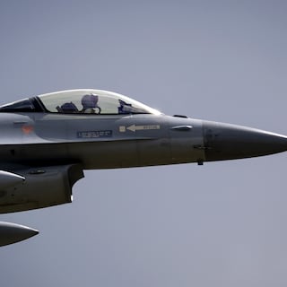 Live - Amerikaanse F-16s onderscheppen toestellen die luchtruim boven Trumps golfclub schenden