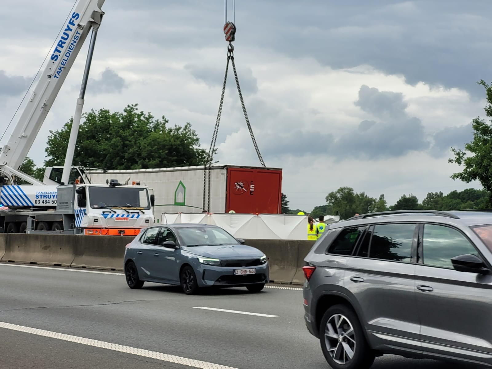 Drie doden bij ongeval met auto en vrachtwagen op E313 in Herentals ...