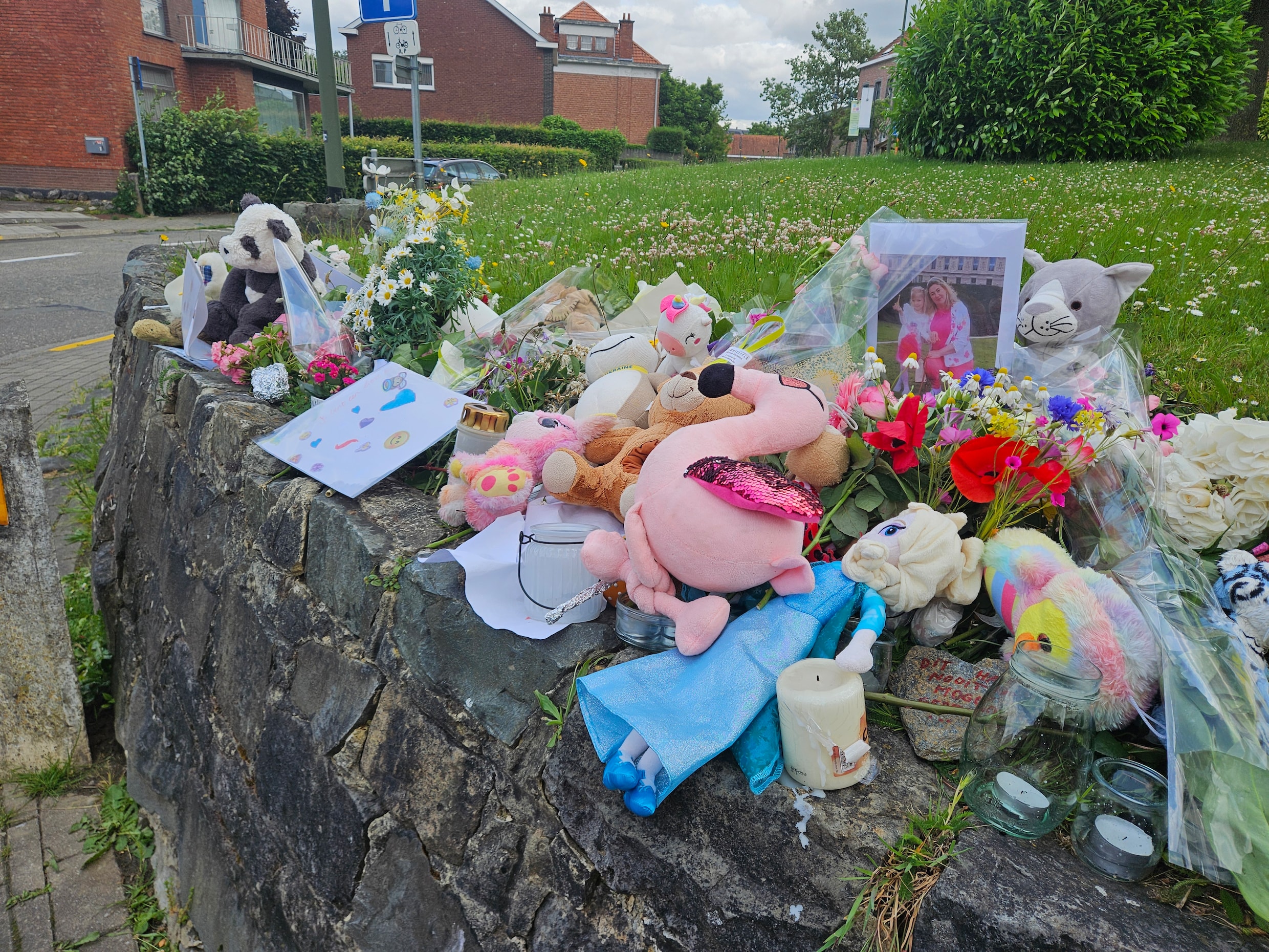 Bloemen en tekeningen na de dubbele moord in Haasrode.