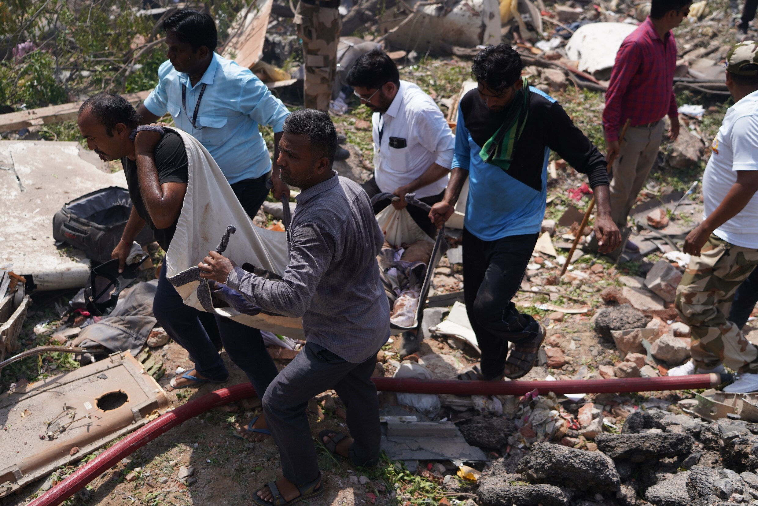 Live - Vliegtuigcrash India. Al zeker 100 doden na neerstorten vliegtuig in India: 'Niemand overleefde crash' | De Morgen