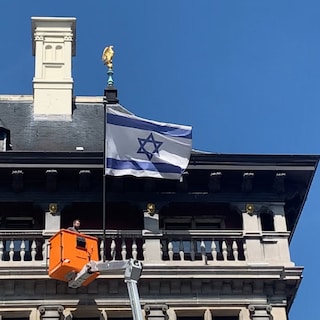 Israëlische vlag hangt weer aan Antwerps stadhuis,
