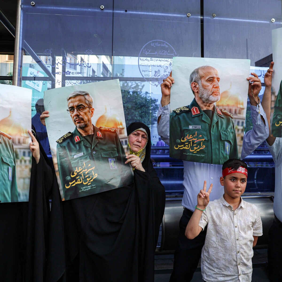 Paniek in Iran: regime vertrouwt eigen communicatie niet en zoekt dringend  niet-westerse telefoons | De Morgen