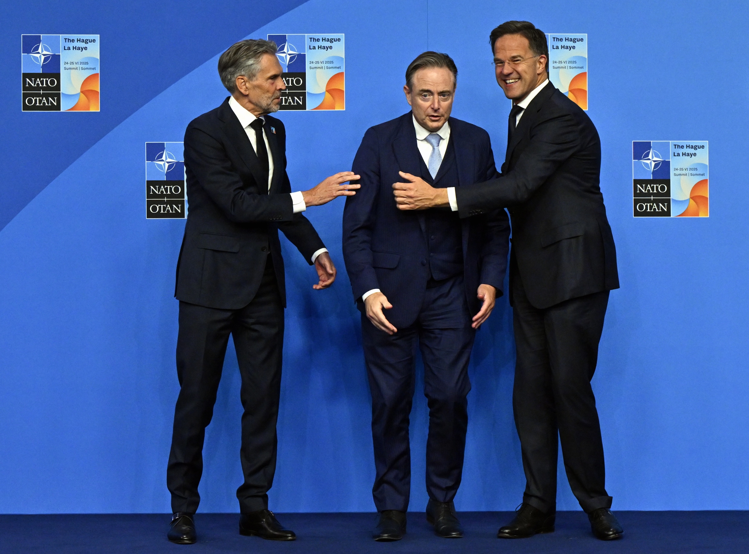 Terwijl een groot deel van Europa zich in politiek woelige wateren ...