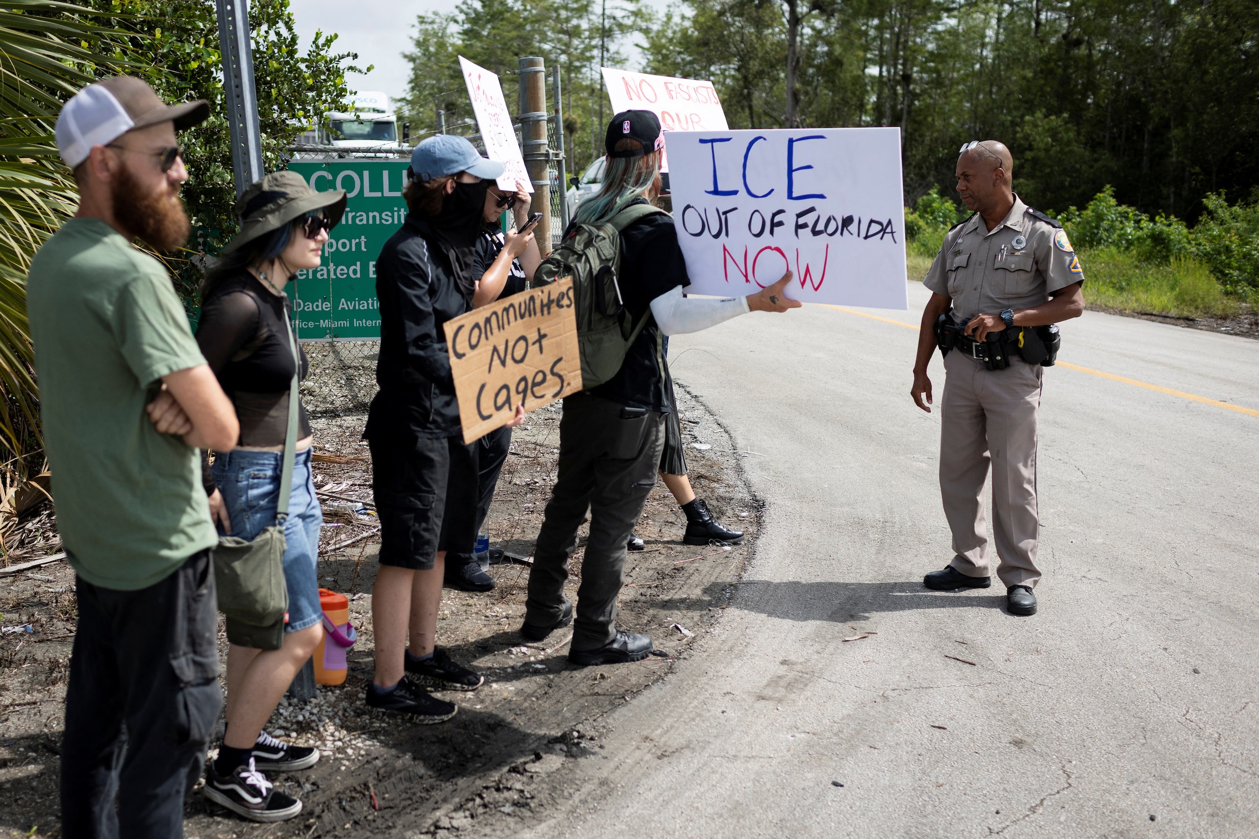 Een protest tegen de komst van het detentiecentrum.