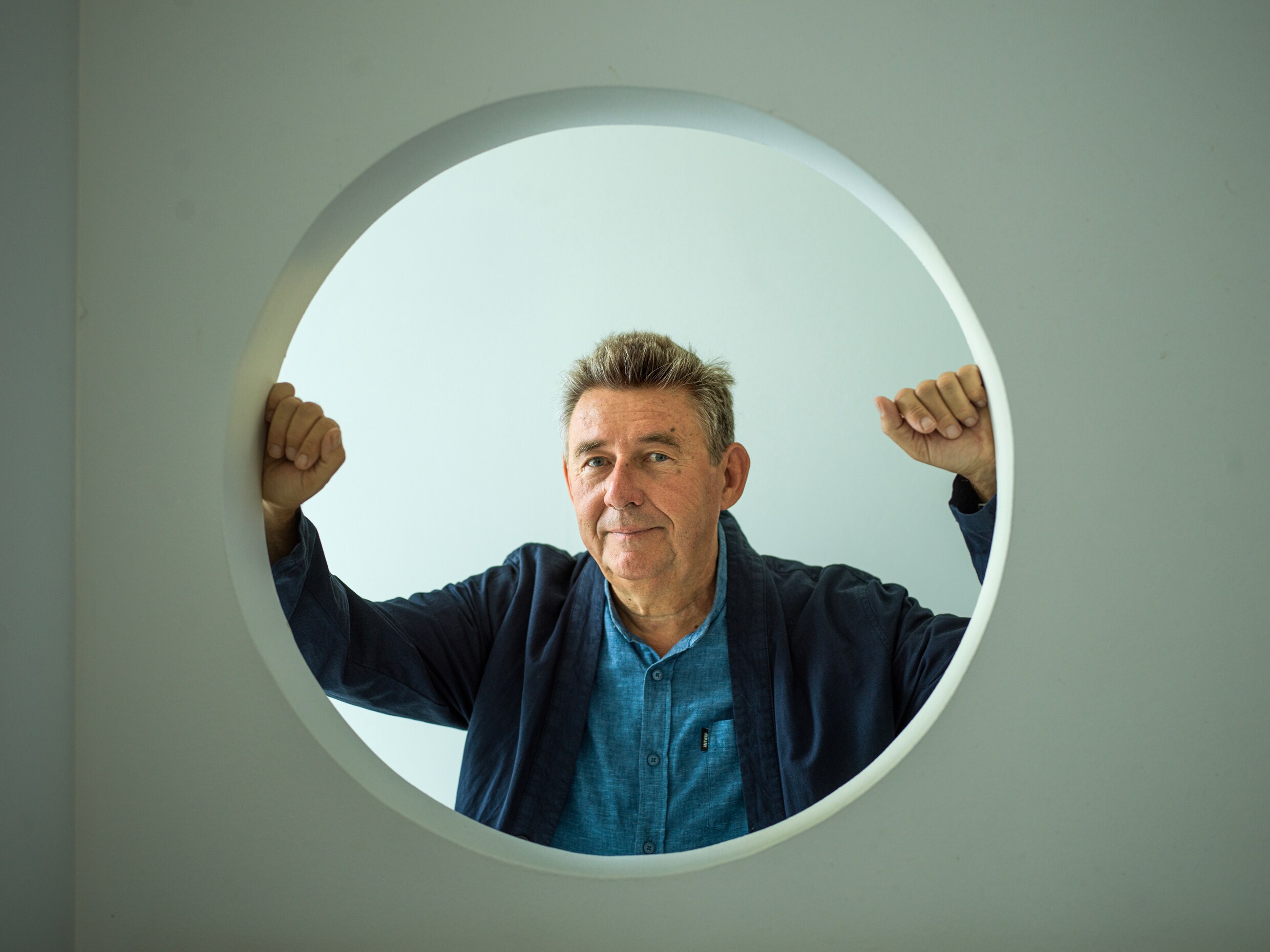 ‘Ik probeer wel afstand te nemen van de berichtgeving van elke dag, maar ik blijf het toch allemaal met spanning volgen. Ik was vorige week dan wel in Italië, maar ik ben toch een paar keer per nacht opgestaan om het nieuws te checken.’