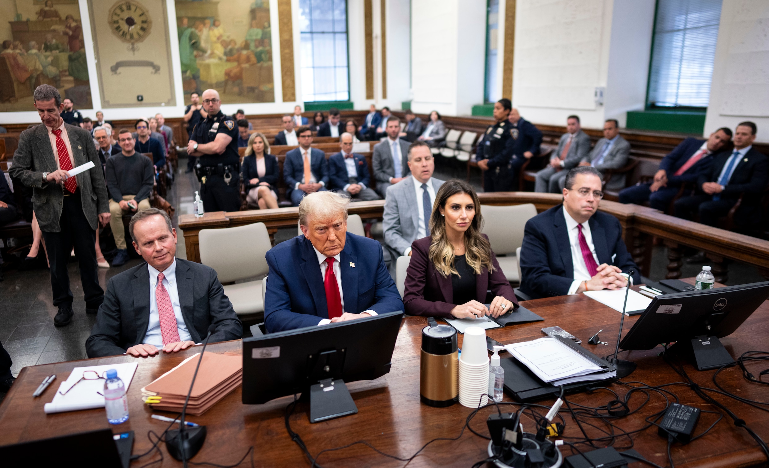 Hoe Trump zijn wankele financiën wil opkrikken door stevig munt te slaan  uit zijn titel als president | De Morgen