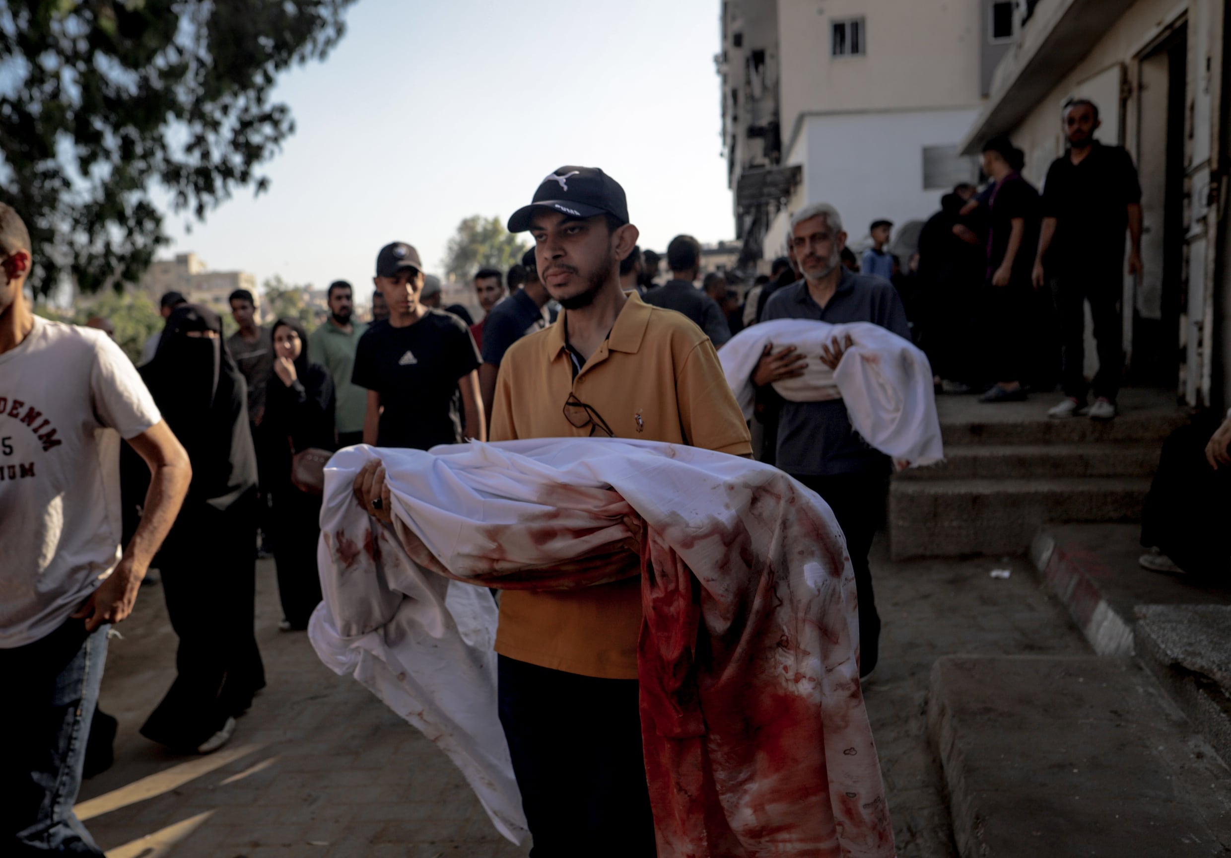 Palestijnen houden de lichamen van vermoorde baby’s vast na een Israëlische aanval op het Al-Shati kamp in Gaza-Stad.