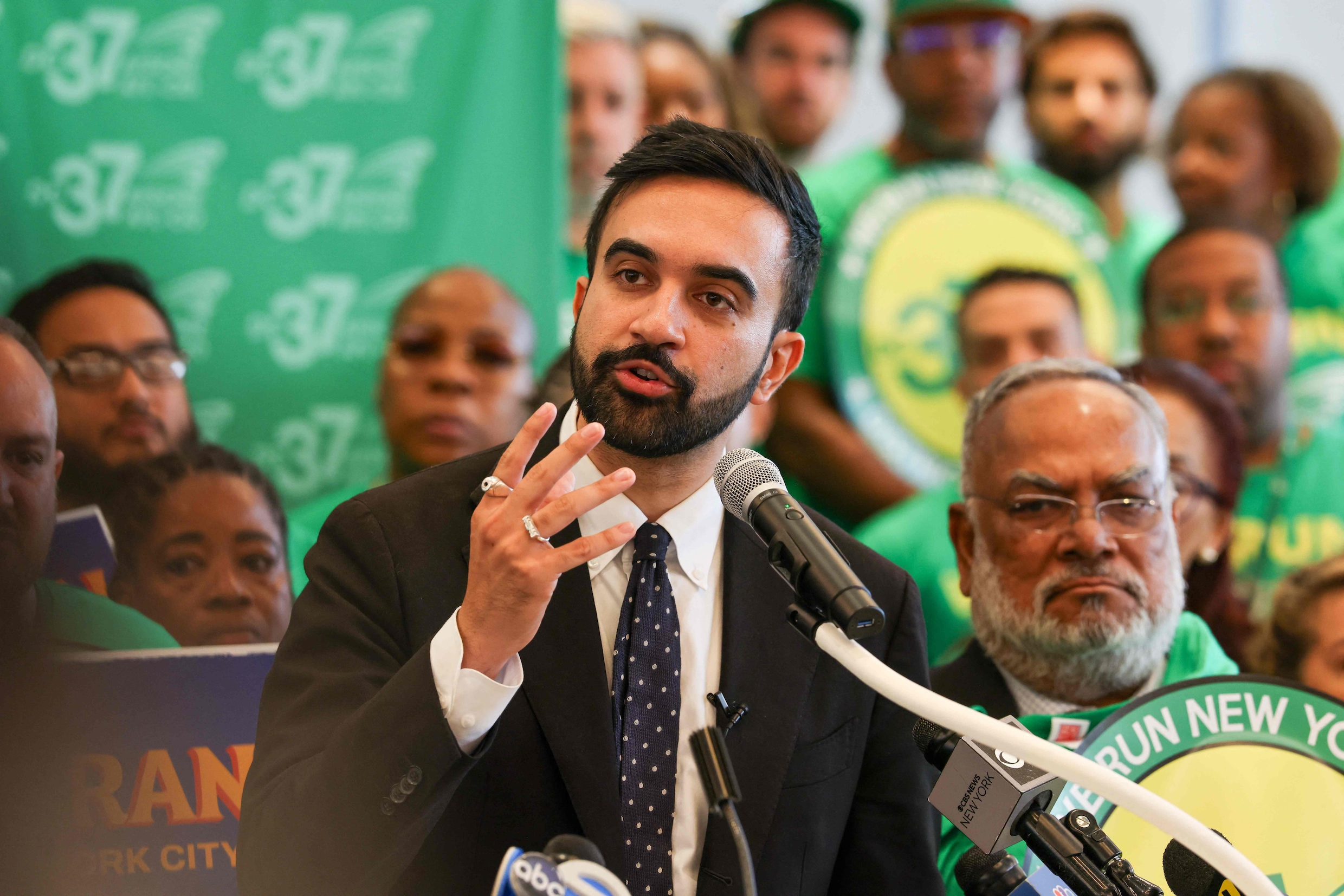 De democratisch-socialistische kandidaat Zohran Mamdani, die de Democratische voorverkiezingen voor burgemeester van New York City heeft gewonnen, spreekt op 15 juli 2025 in New York City tijdens een steunbetuiging van de vakbond DC 37.