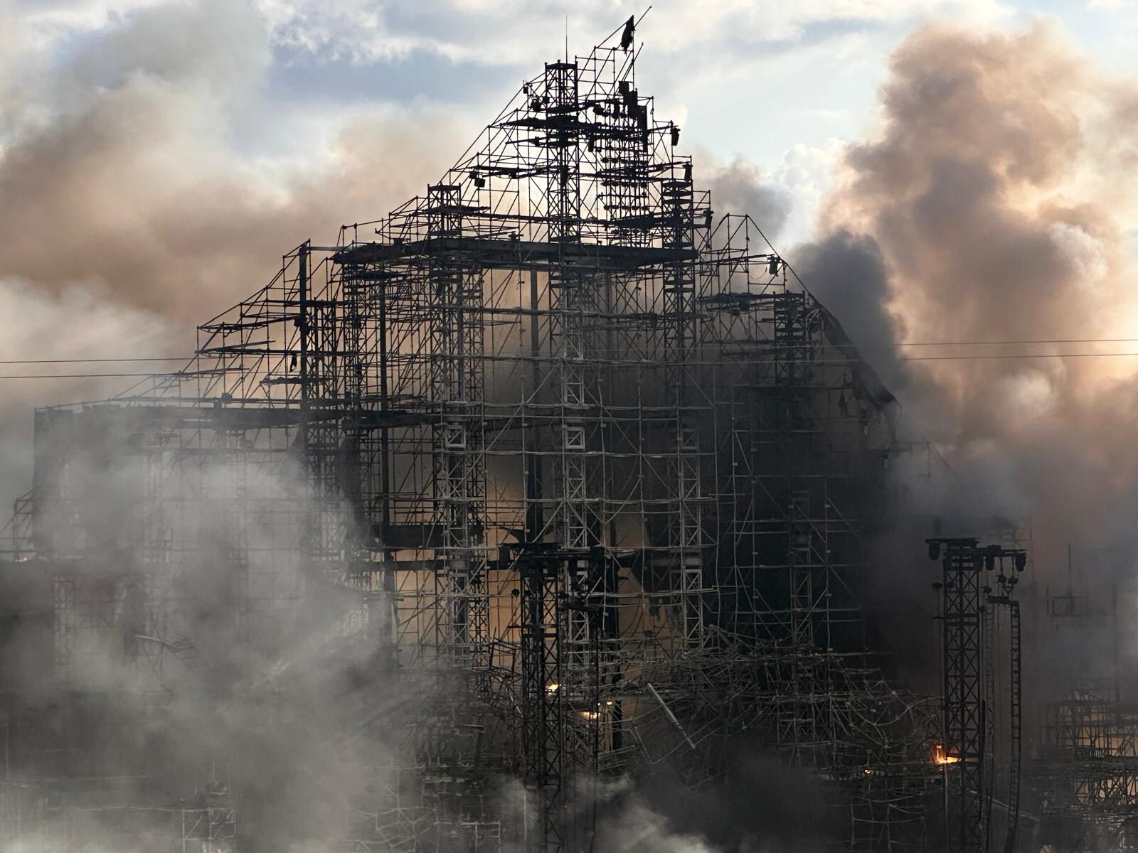 Live - Brand Tomorrowland. Hoofdpodium staat in lichterlaaie, vuurwerkknallen te horen: 'Dit is het absolute worstcasescenario' | De Morgen