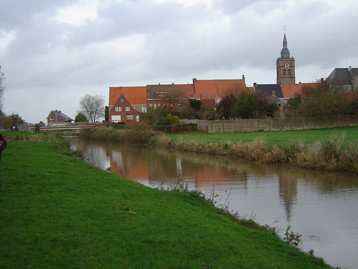 De kerktoren van Roesbrugge, binnenkort open voor het publiek.