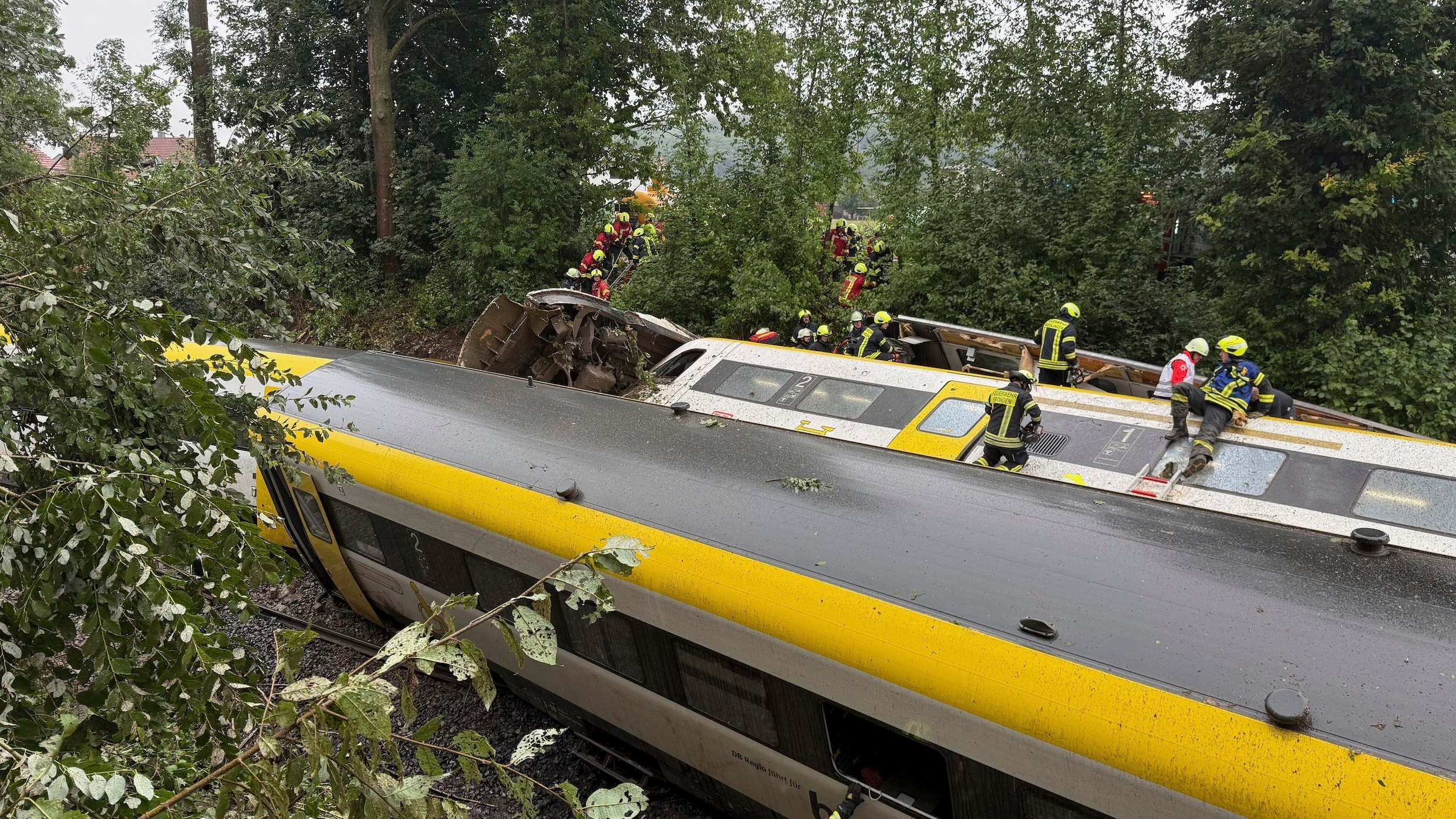 Trein ontspoord in Duitsland: drie doden en tientallen gewonden | De Morgen
