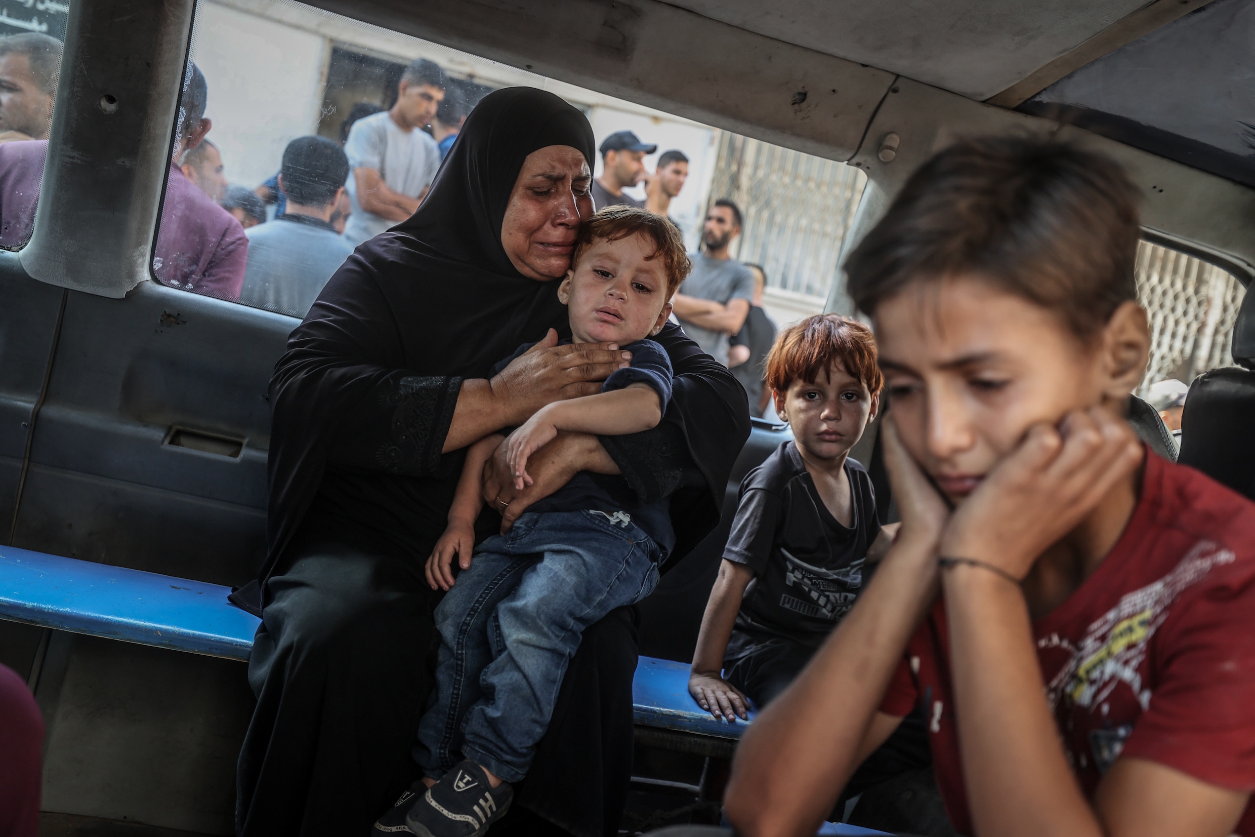 Palestijnen rouwen om overleden familieleden in Gaza-stad. Van den Wyngaert: ‘Gaza is het einde van alle menselijkheid.’