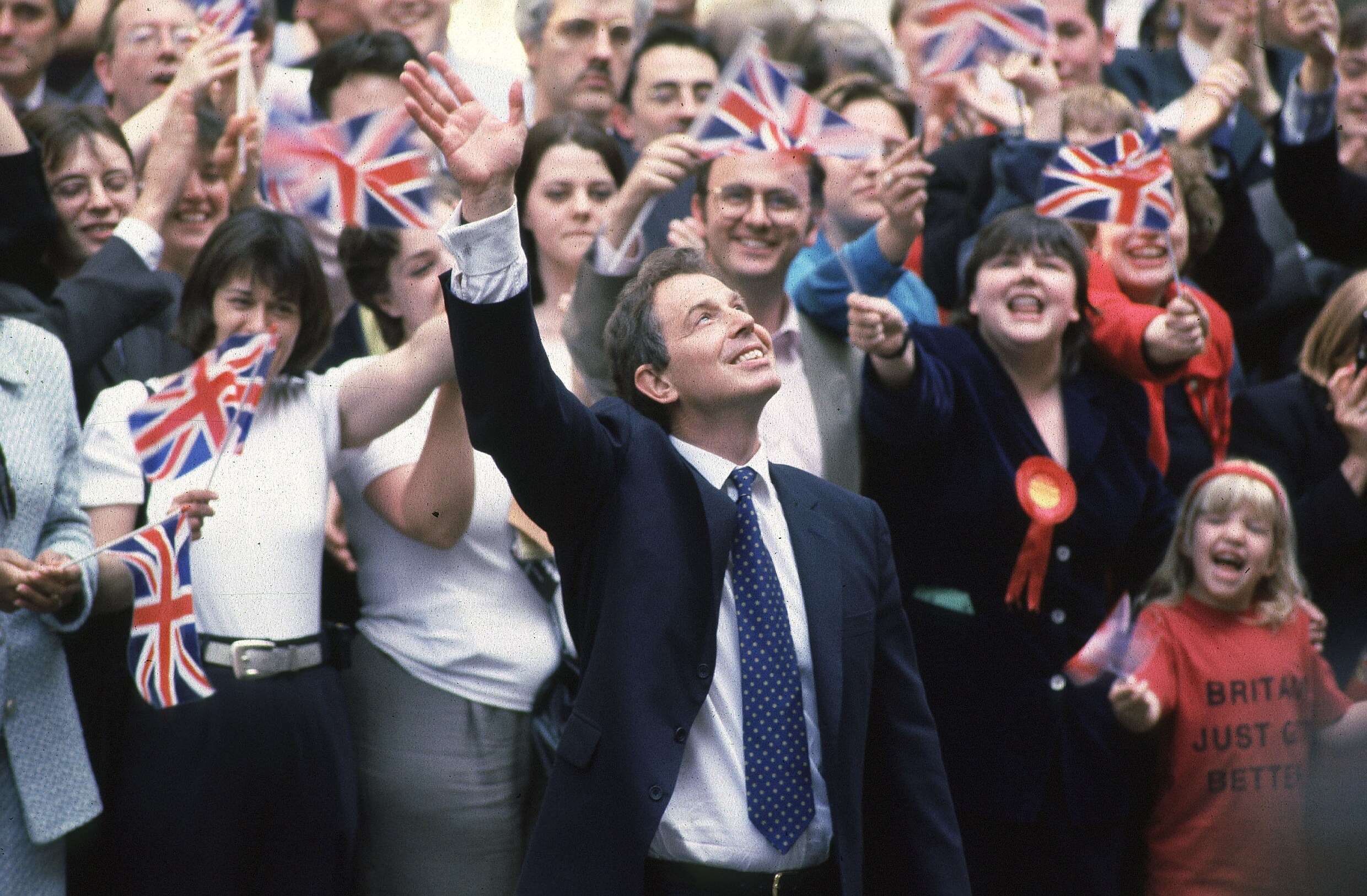 Tony Blair komt aan in Downing Street, Londen, na zijn verkiezingsoverwinning, 2 mei 1997.