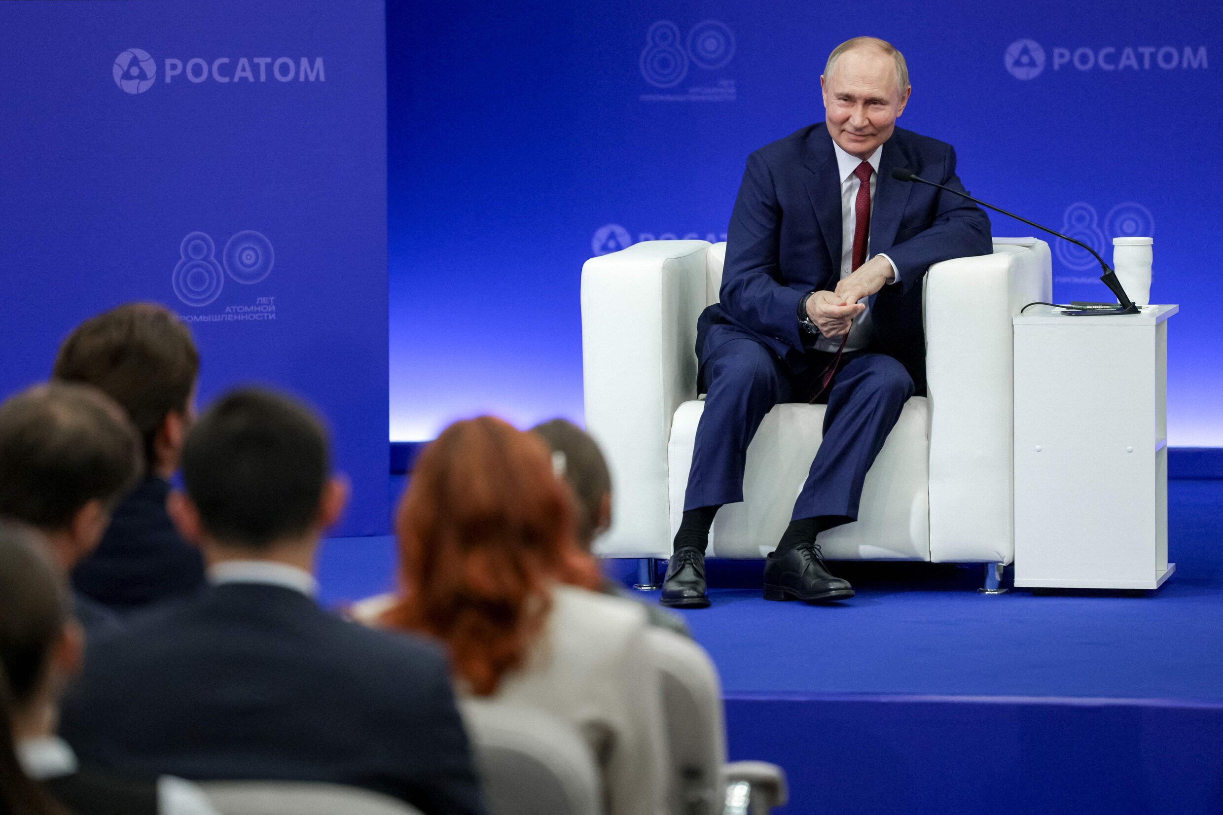 Vladimir Poetin spreekt met nucleaire experts bij een bezoek aan het Onderzoeksinstituut voor Experimentele Fysica in Sarov, 22 augustus 2025. De West-Russische stad is vanwege de geheime research naar kernsplitsing niet toegankelijk voor buitenlanders.