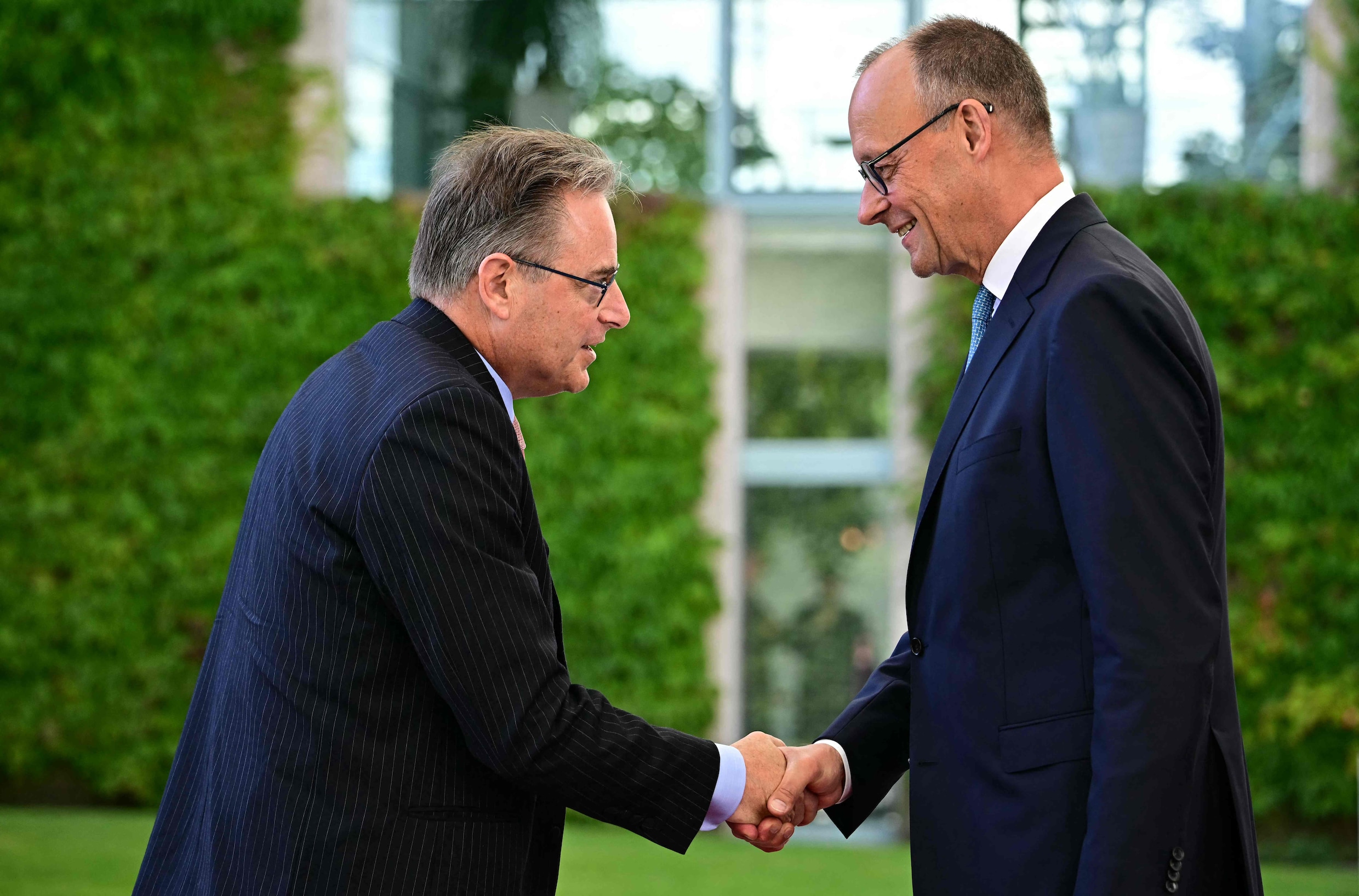 Strijd om de Russische miljarden: hoe de miserie van premier De Wever ...