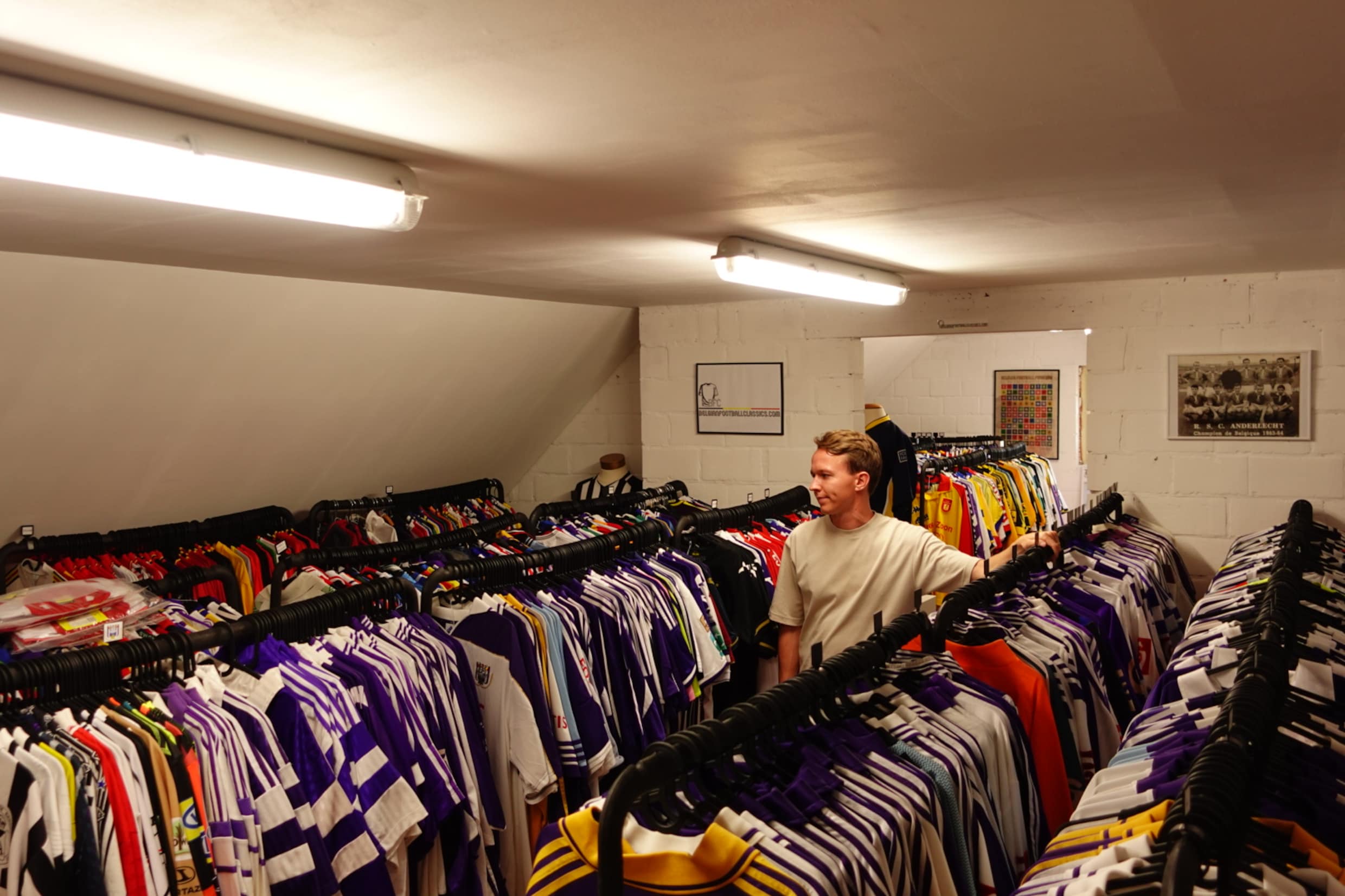 De ruime collectie voetbaltruitjes op de zolder van Arnout Geens.