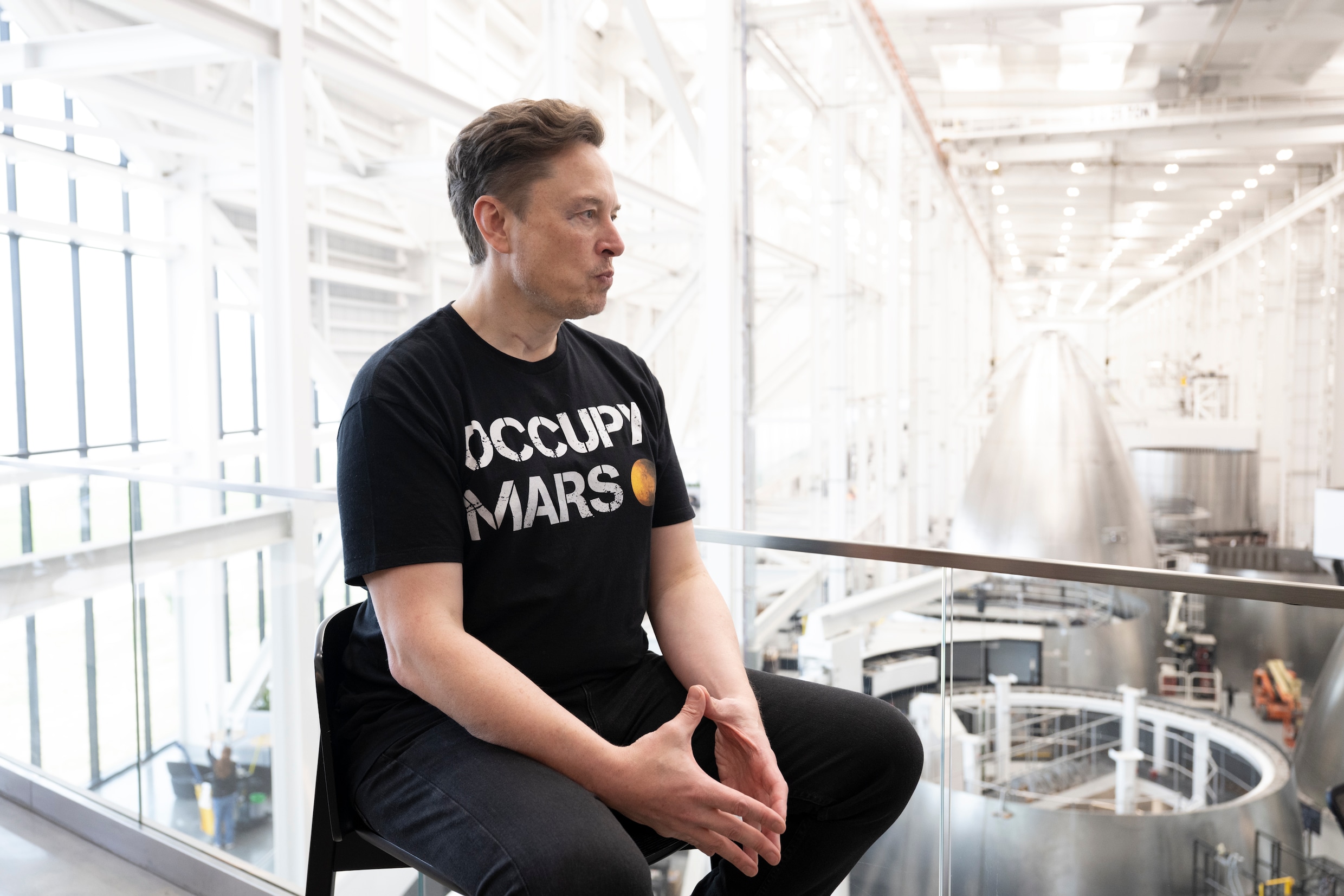 Elon Musk, de rijkste man ter wereld, ijvert voor deregulatie van de markt en radicale afslanking van overheden. Zijn overtuigingen hebben echter niets te maken met het liberalisme.