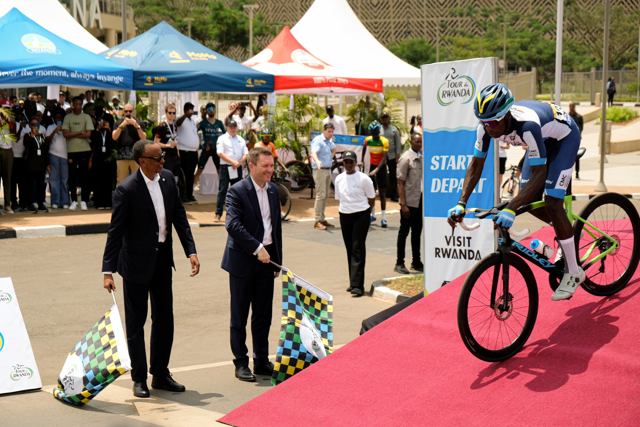 President Kagame en UCI-voorzitter Lappartient geven het startsein voor Jean Claude Nzafashwanayo tijdens de proloog van de Tour du Rwanda.