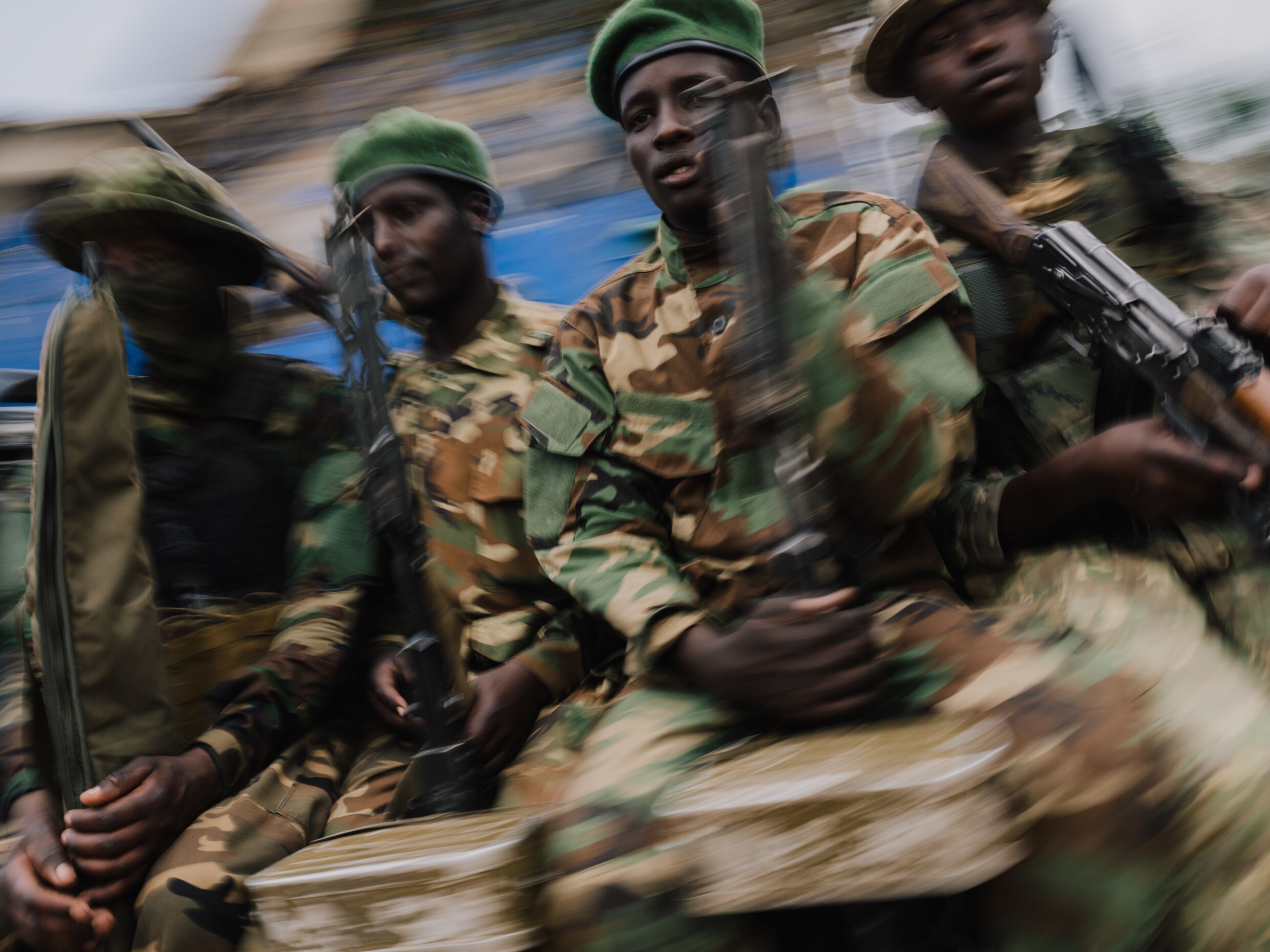 M23-rebellen, gesteund door Rwanda, bewaken Congolese agenten, februari 2025.