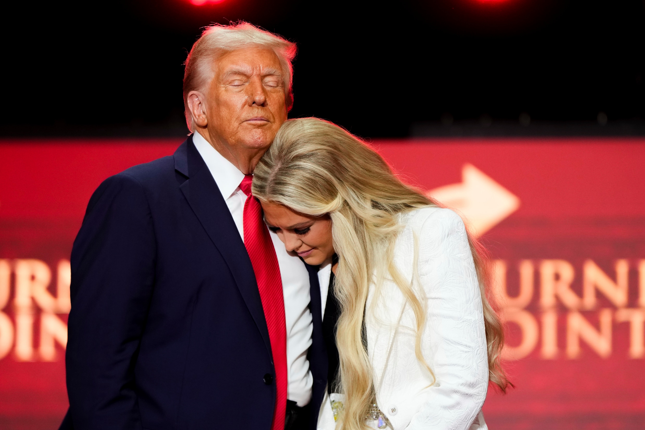 Charlie Kirks herdenkingsdienst: Erika Kirk vergeeft moordenaar, Trump  noemt hem 'monster' | De Morgen